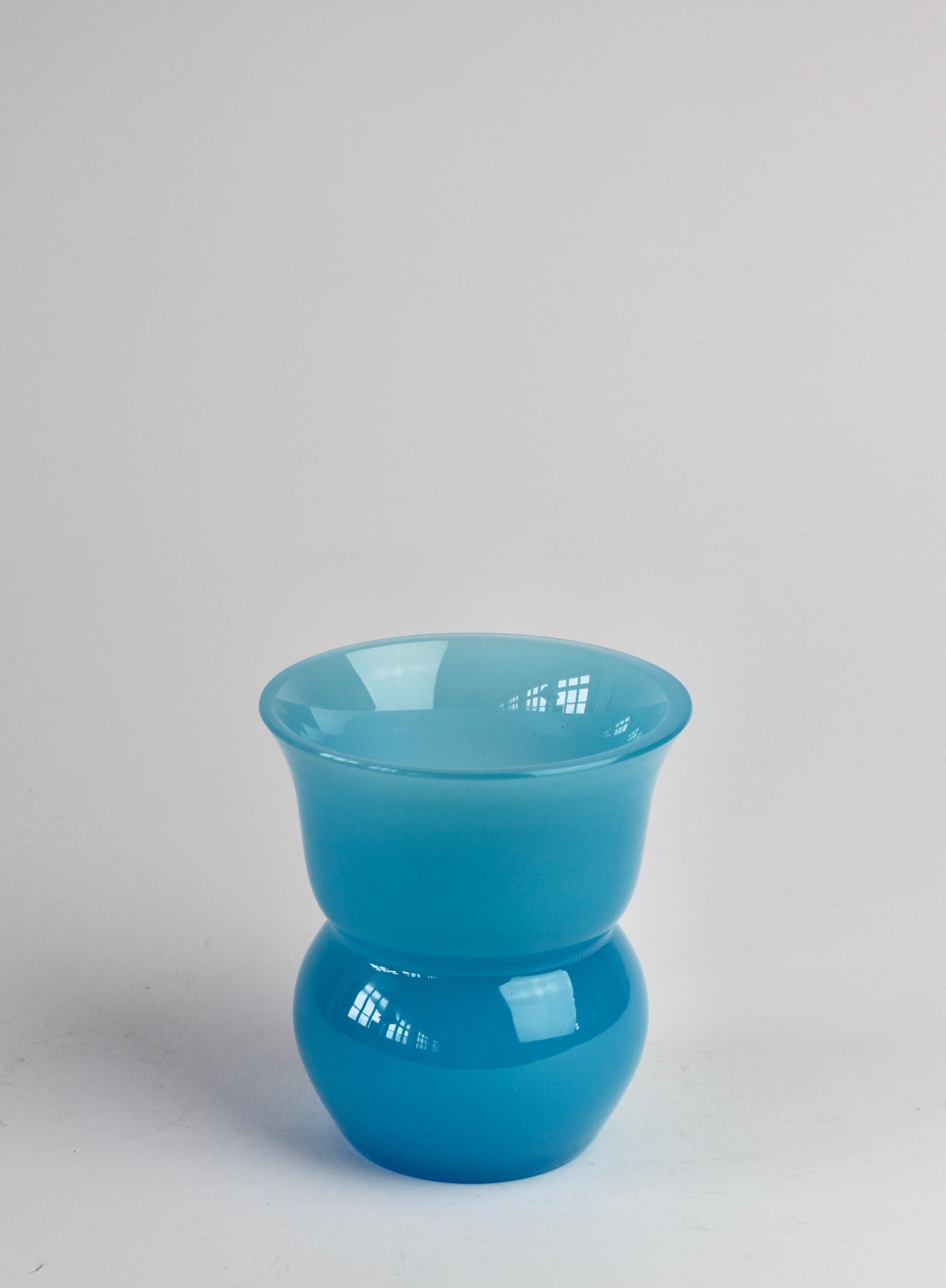 Verre brun Petit vase italien vintage en verre de Murano bleu clair du milieu du siècle dernier de Cenedese en vente