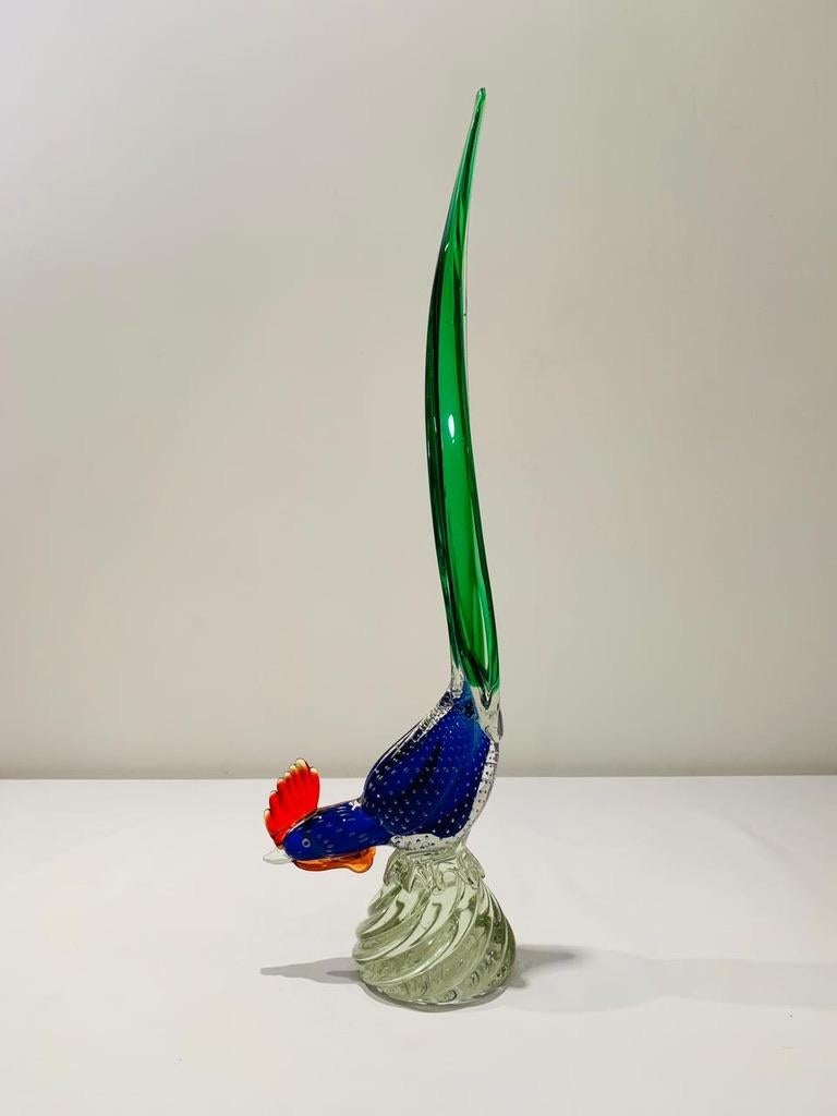 Incroyable et grand verre de Murano dans le style Cenedese tricolore 1950 coq avec bulles.