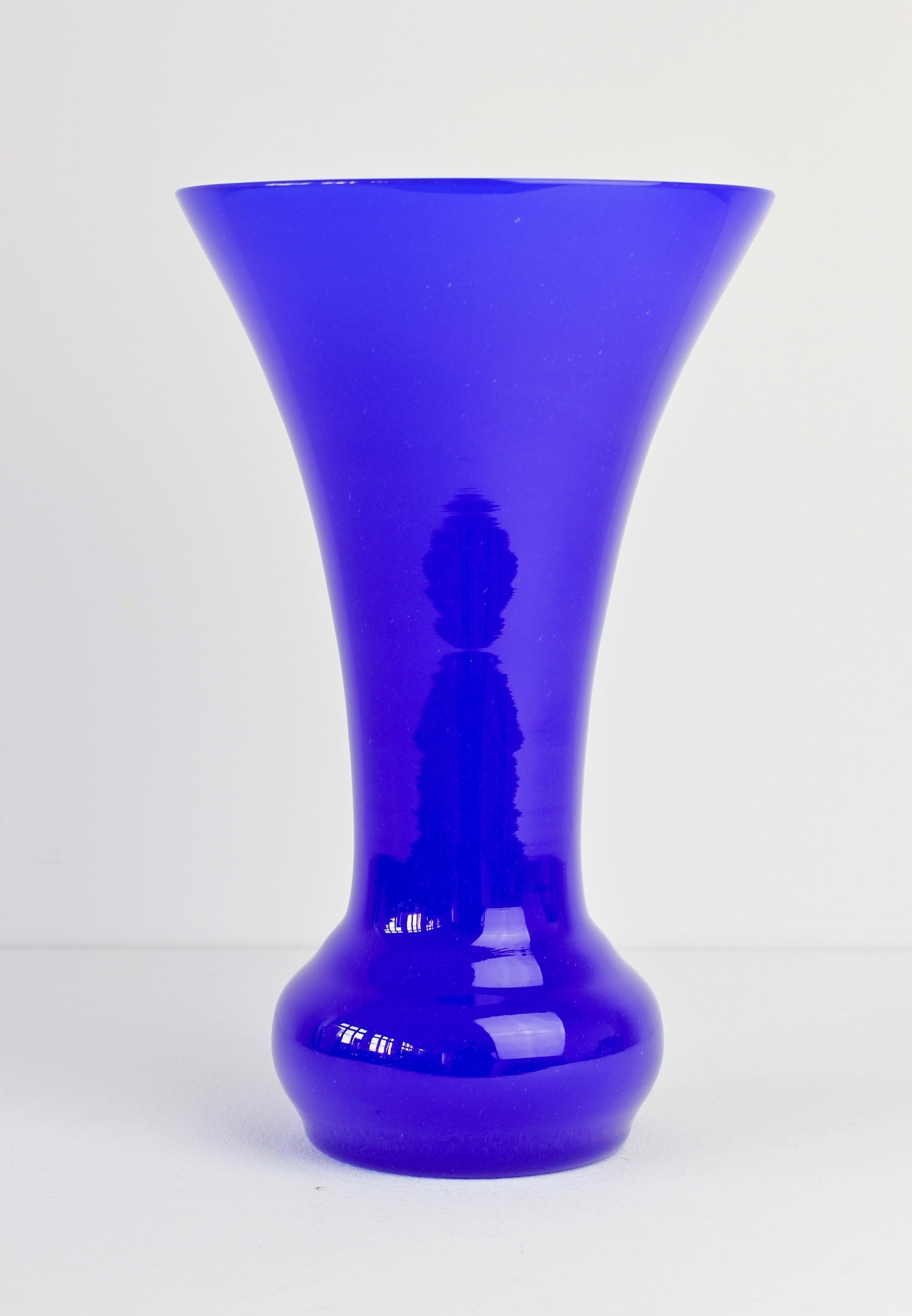 Wunderschöne hohe, tief kobaltblaue Vase von Cenedese Vetri aus Murano, Italien. Eine witzige, flippige und helle Art, einen Hauch von kräftiger Farbe in Ihr Interieur zu bringen - stellen Sie sich ein solches Glas auf einem offenen, weißen Regal in