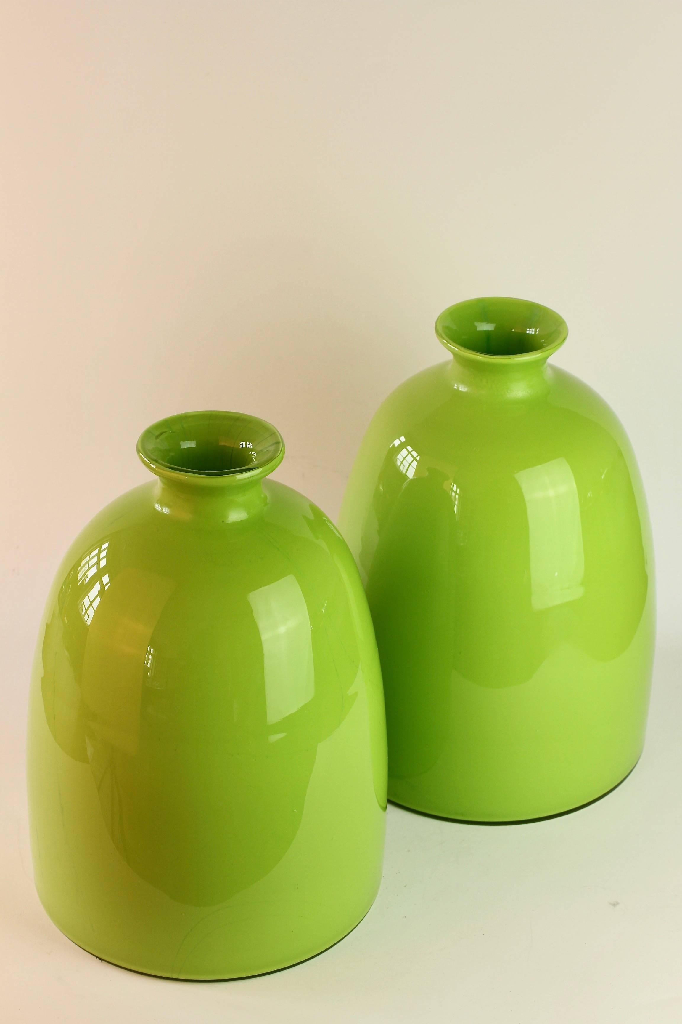 Wunderbar buntes / farbenfrohes und hohes Paar lindgrüner Vasen von Cenedese Vetri aus Murano, Italien. Besonders auffällig ist die Form - mit ihrem flachen Boden und dem schmalen Hals hat sie alle Merkmale eines handgedrehten Töpferstücks mit dem