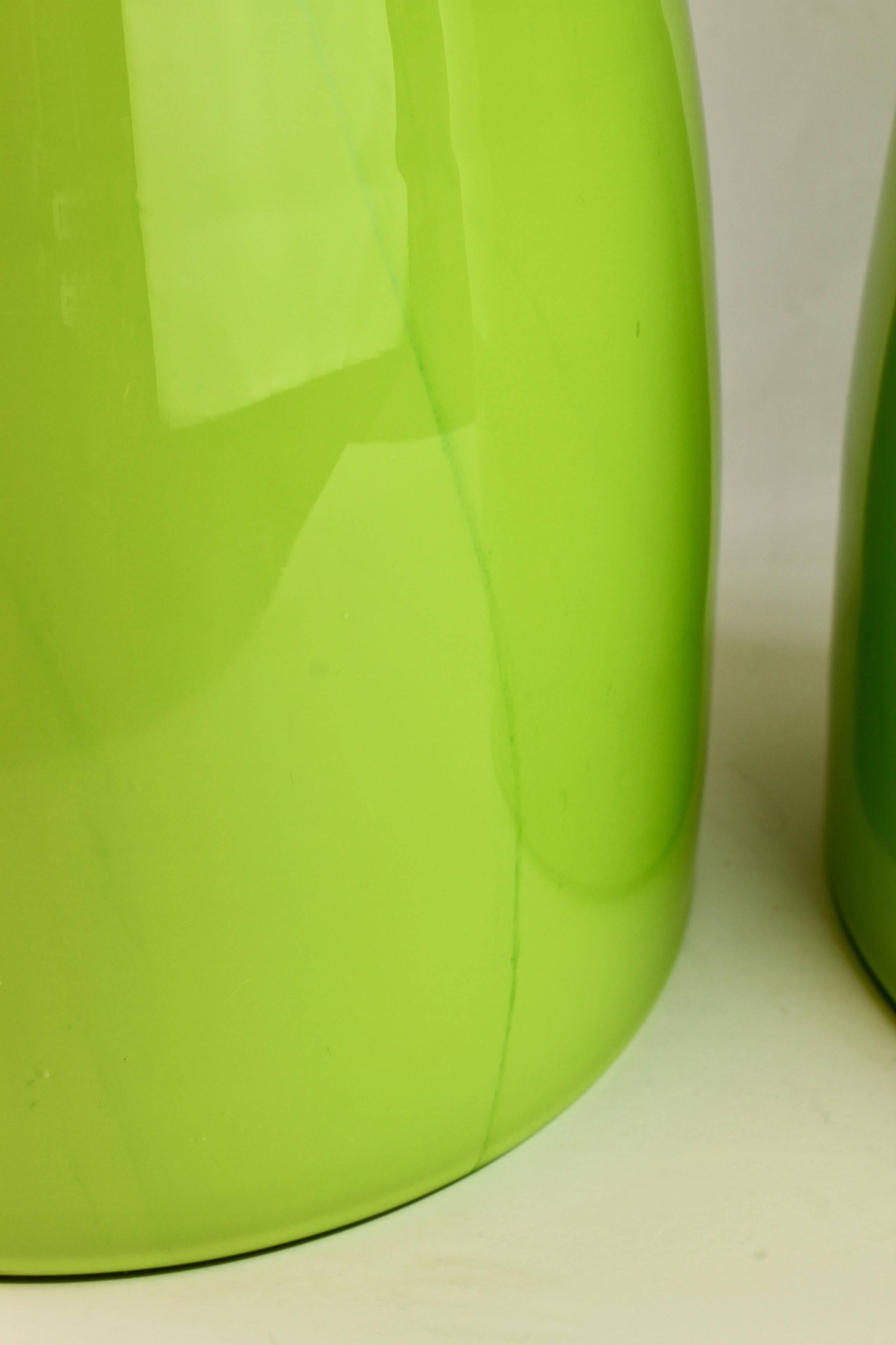 Buntes Paar grüner italienischer Muranoglasvasen von Cenedese im Vintage-Stil, Paar (Geblasenes Glas) im Angebot