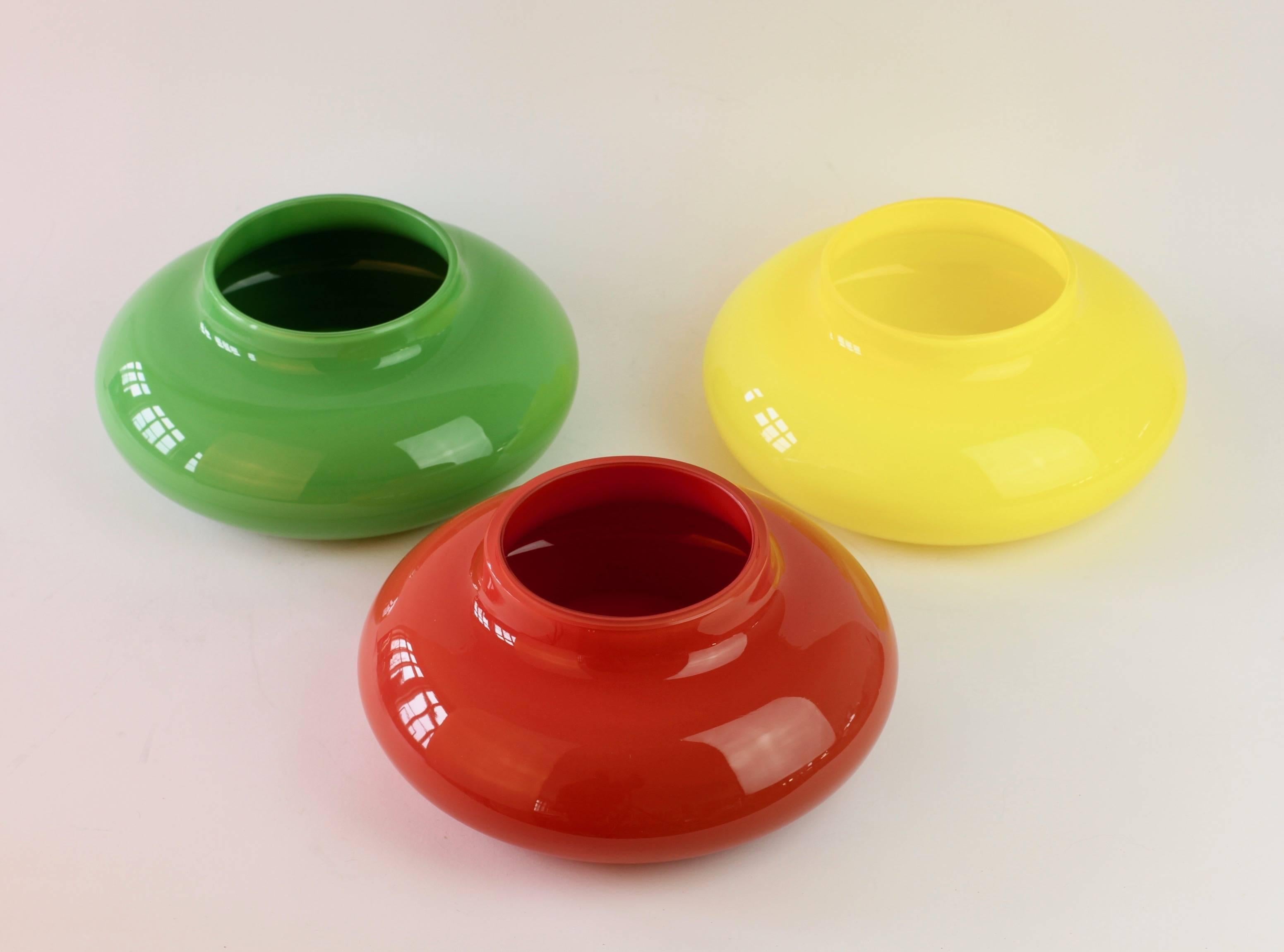 Trio of Green, Red and Yellow Italian Murano Glass Bowls or Vases (Moderne der Mitte des Jahrhunderts)