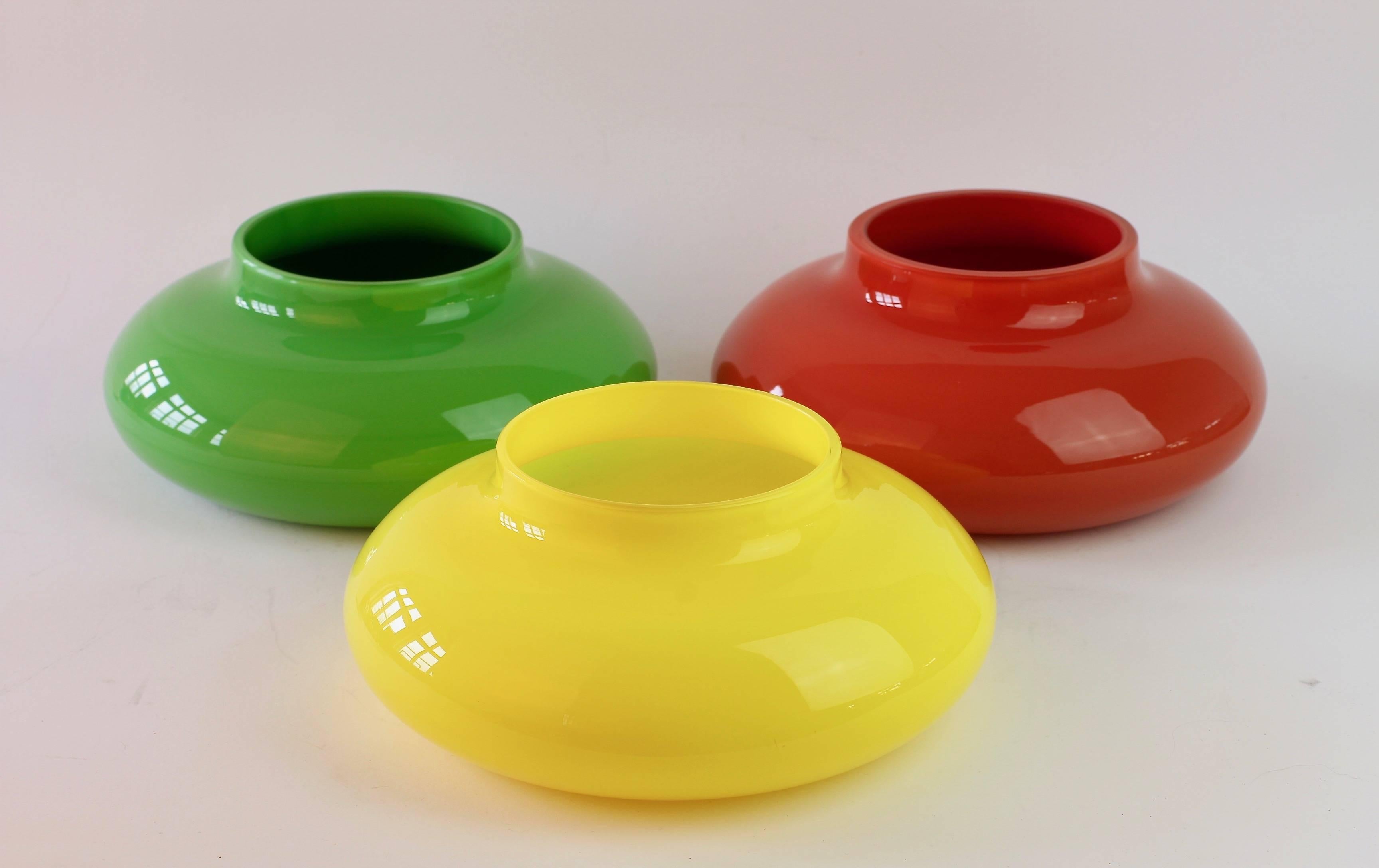 Trio of Green, Red and Yellow Italian Murano Glass Bowls or Vases (Italienisch)