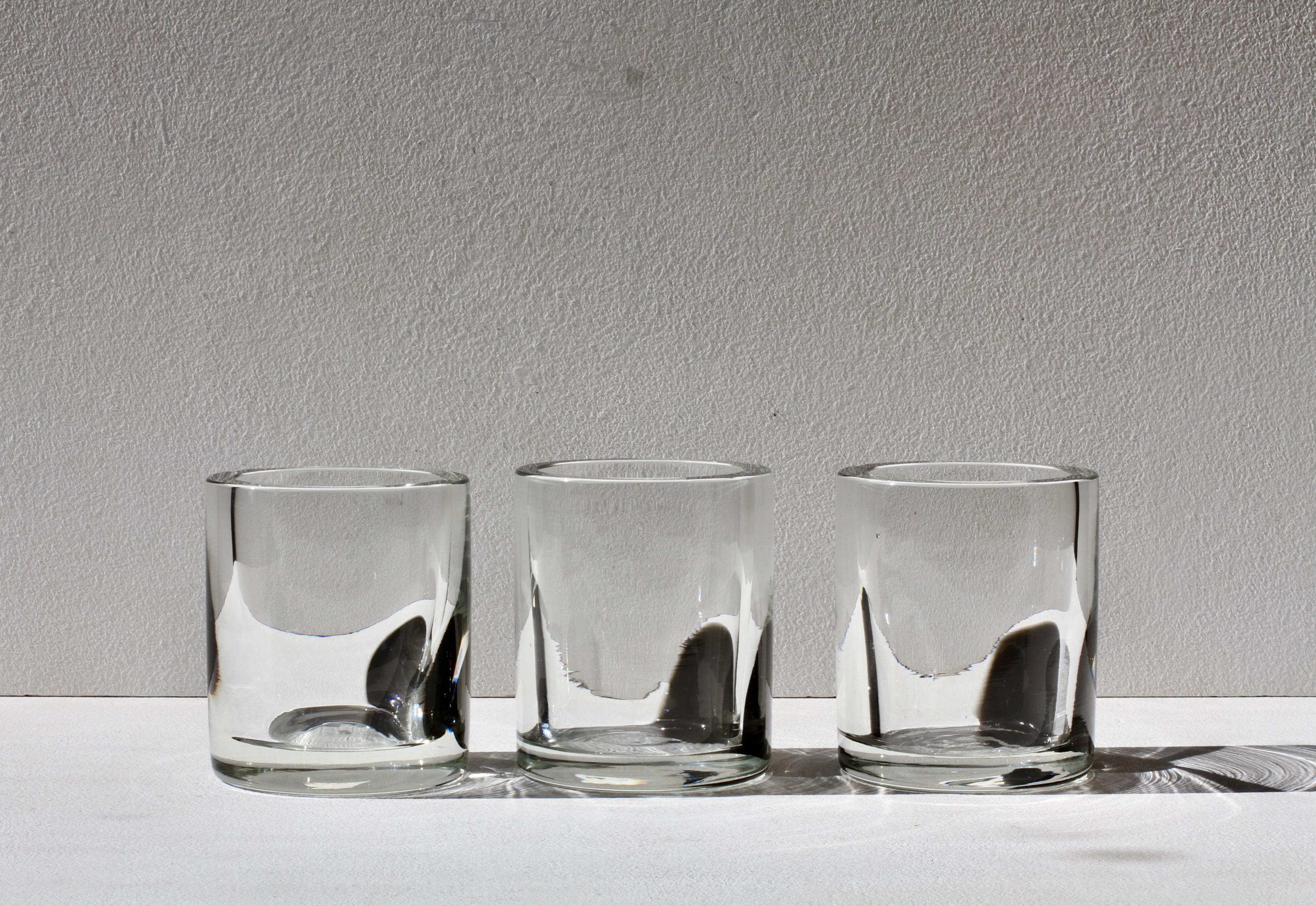 Trio di Antonio da Ros per Cenedese o set di tre grandi e pesanti vasi circolari in vetro di Murano della metà del secolo scorso o portacandele sovradimensionati, circa 1965-1975. I pezzi di vetro grandi e pesanti presentano una forma e un design