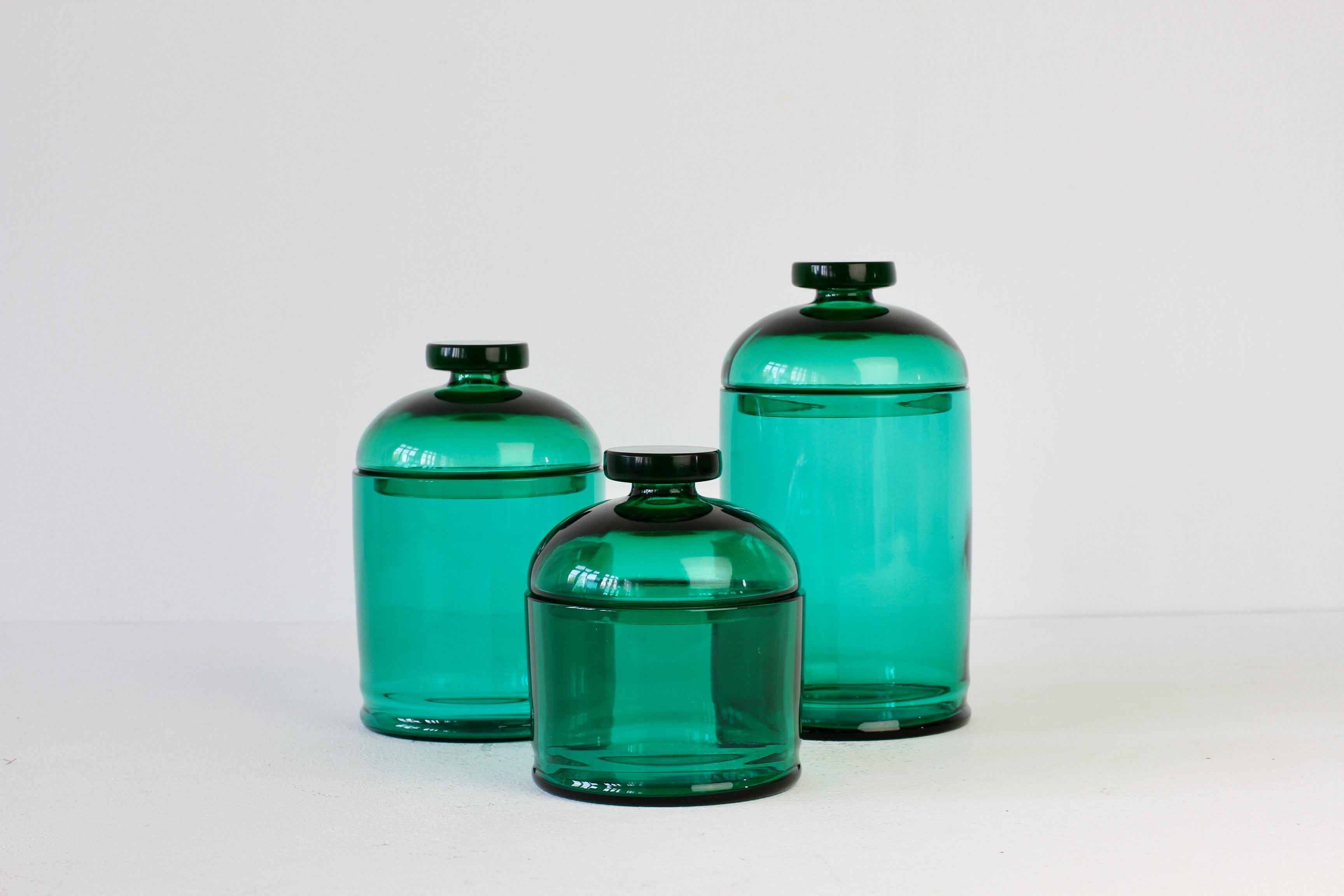 Seltener Satz von drei Cenedese Vintage Mitte des Jahrhunderts klar grün gefärbt / farbigen Murano-Glas runde Apotheker Gläser oder Aufbewahrungsbehälter mit Deckeln aus ca. 1970er Jahren. Wunderschönes italienisches Glas und perfekt zur