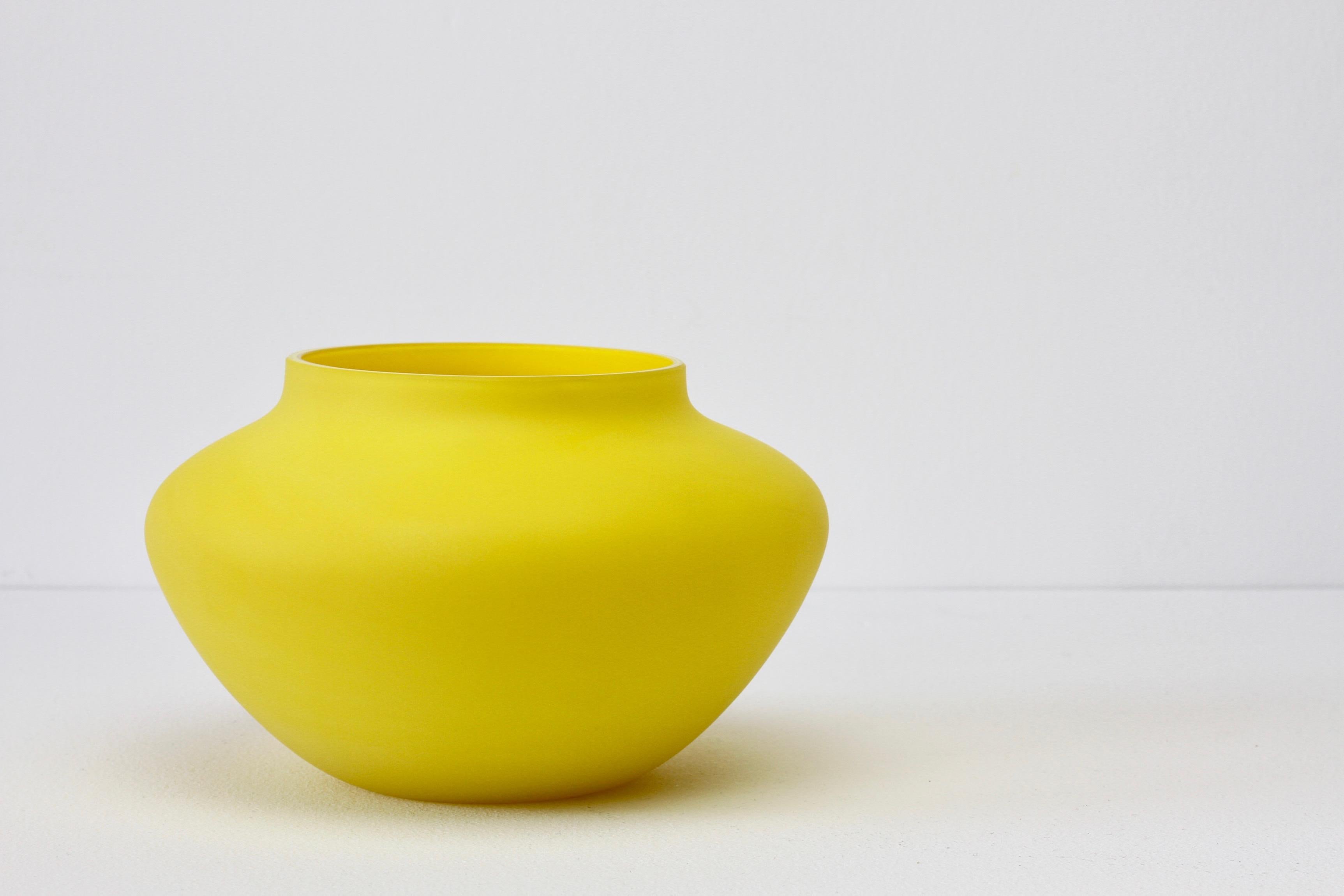 Cenedese midcentury Murano glass vase or vessel, made in Italy. Particularly striking is the simple yet elegant form - possesing the characteristics of hand thrown pottery with the unmistakable look and feel of glass.

A fun, funky and bright way