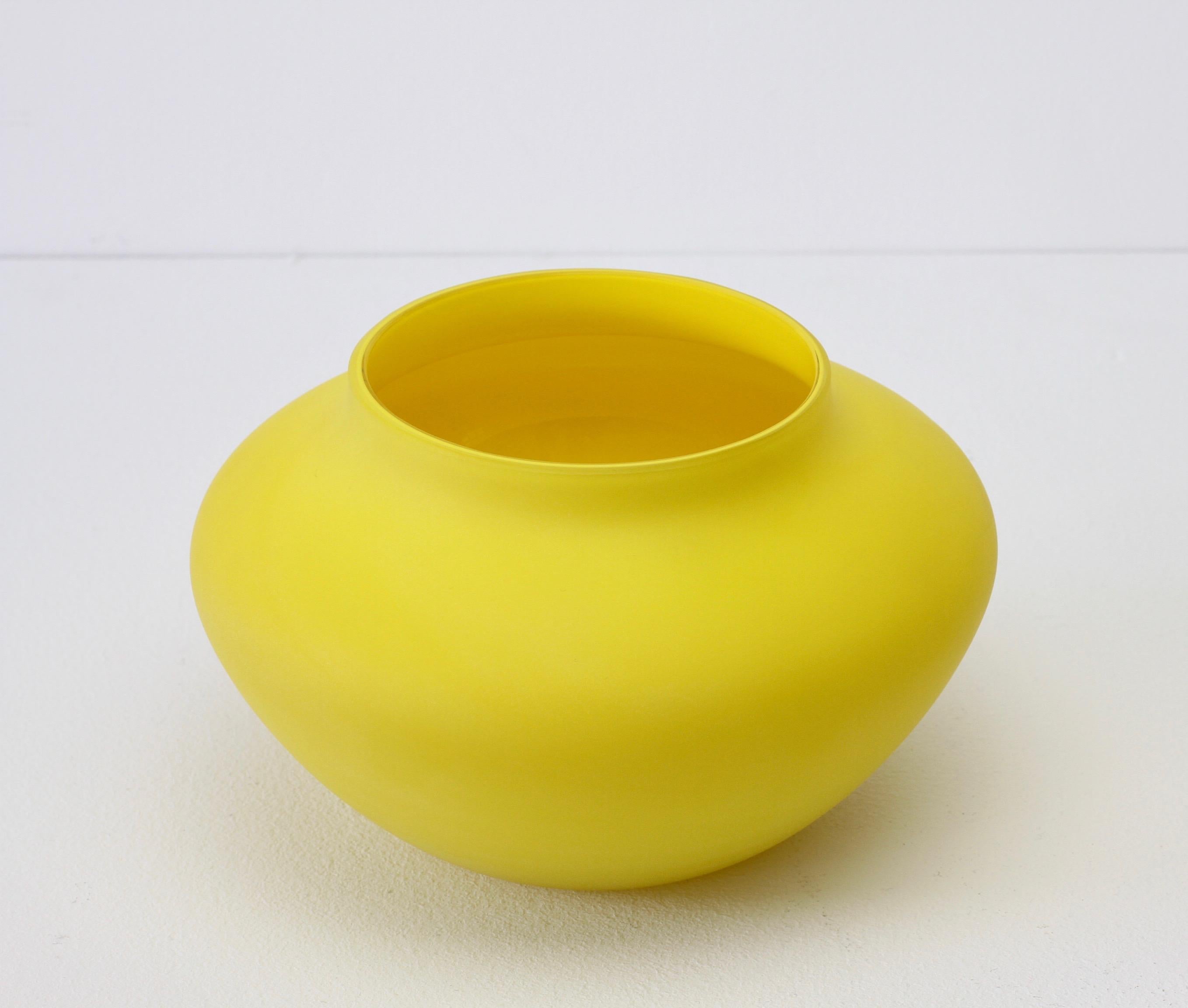 Cenedese Vintage Colorful Italian Yellow Matt Satin Murano Art Glass Vase In Good Condition In Landau an der Isar, Bayern