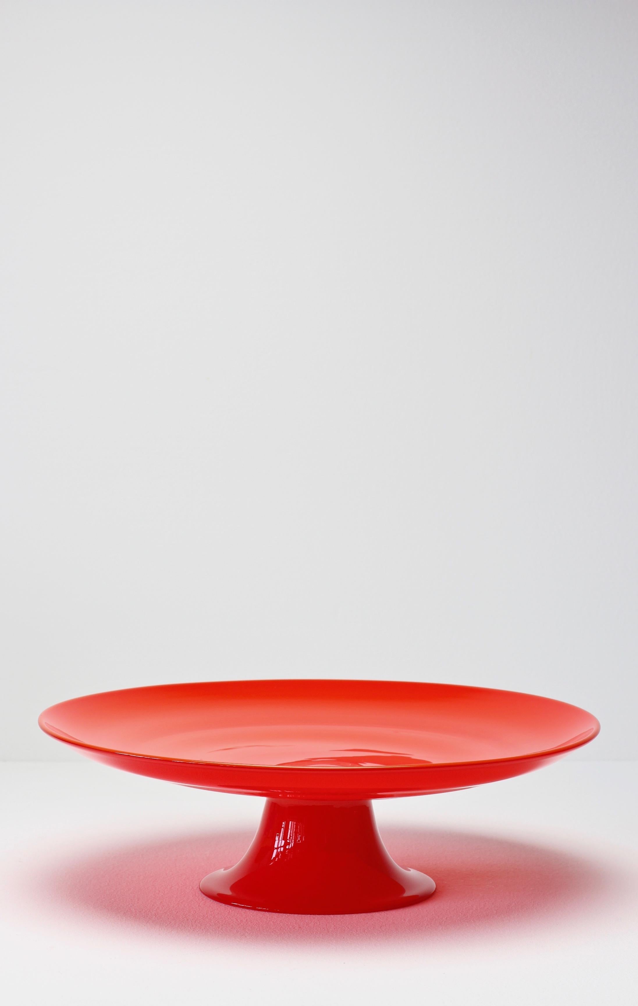 Glass cake stand or serving plate by Cenedese. Wonderful color/colour of bright red and simplistic yet elegant form.. Fun to dine with vibrant vintage Mid-Century Murano glass serveware.

Sold here as an individual dish.