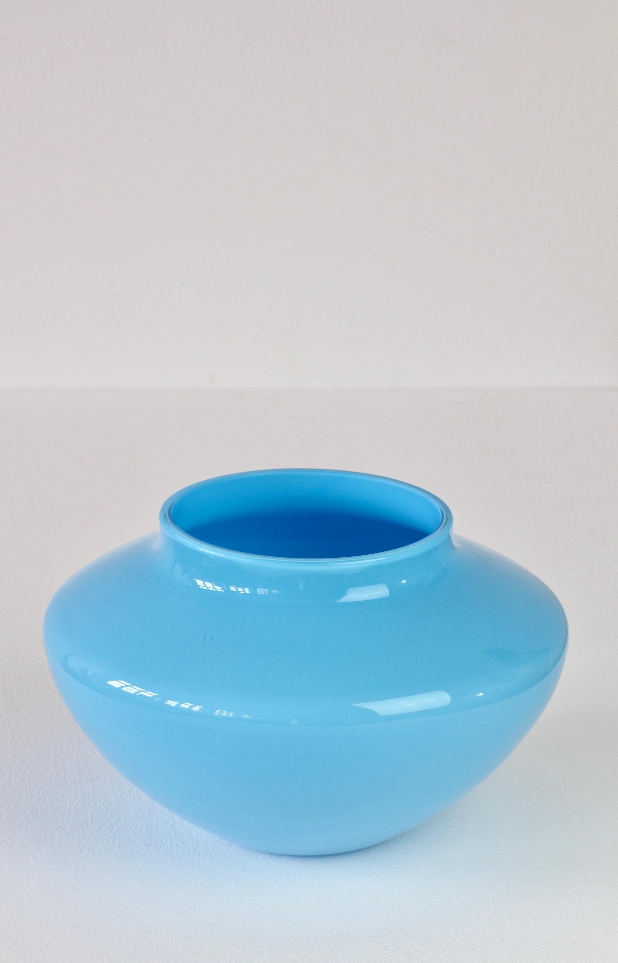 Cenedese Vetri of Murano vintage midcentury 'baby blue' glass vase or bowl made in Venice, Italy. Particularly striking is it's elegant form and bold, blue color.

Original paper label reads - V1 86 268.
 51-67.



 