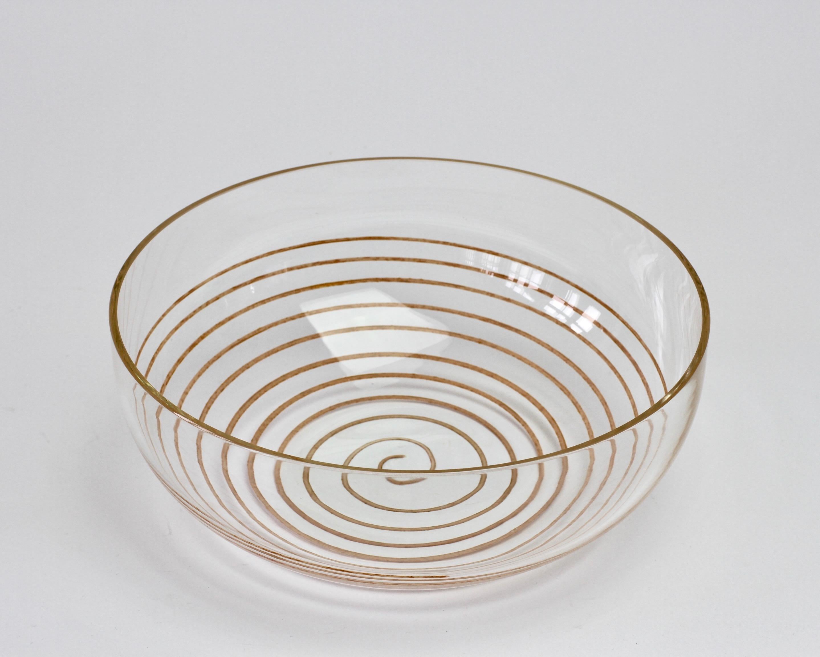 Vintage Murano-Glasschüssel aus der Mitte des Jahrhunderts von Cenedese, ca. 1970-1990. Wunderschönes klares Glas mit einer bunten Spirale als Einschluss. Simpel und doch elegant. Auf einer Arbeitsplatte aus weißem Marmor mit Obst oder Snacks würde