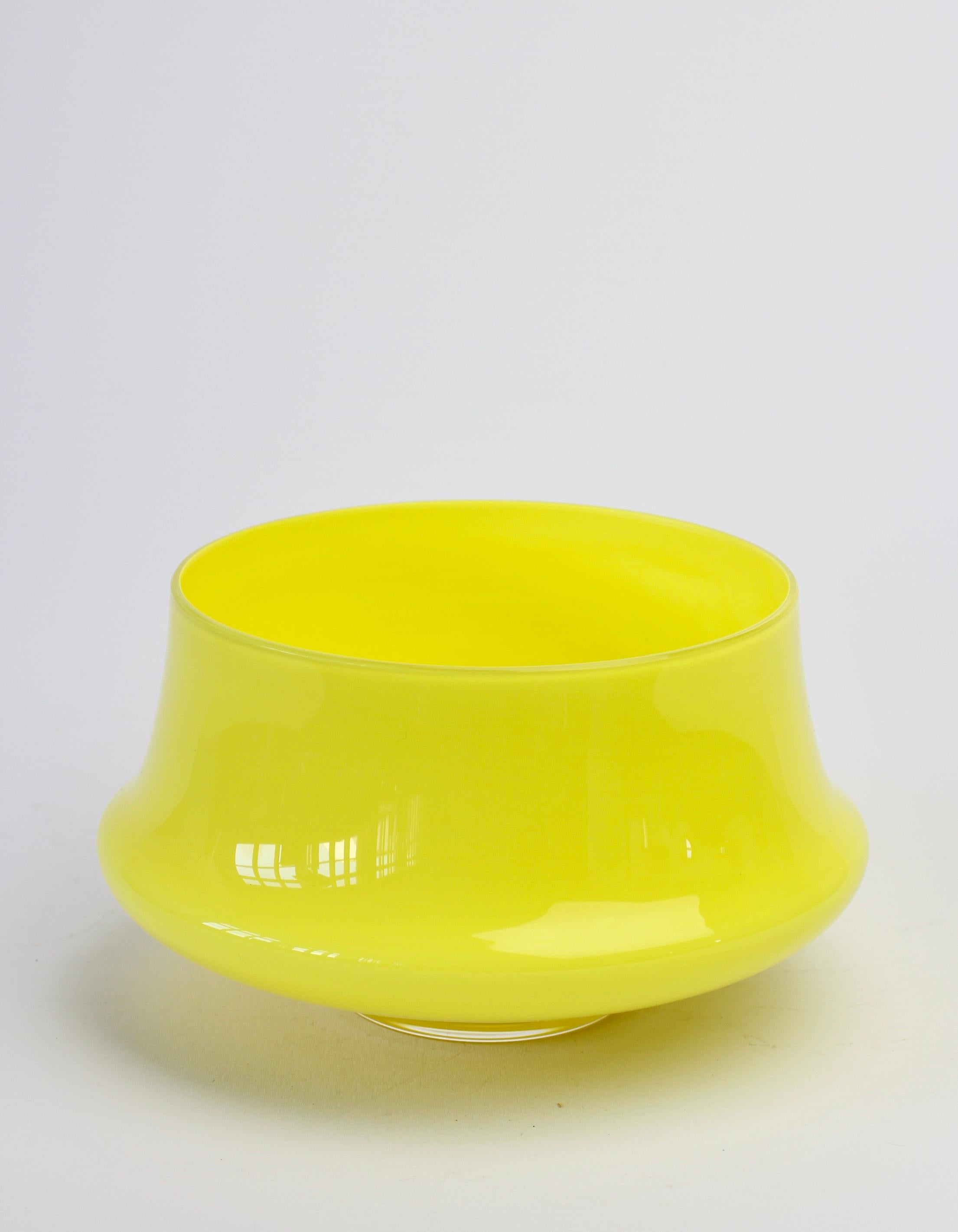 Cenedese Vintage Midcentury Italian Yellow Murano Glass Bowl, Vase or Dish In Excellent Condition For Sale In Landau an der Isar, Bayern