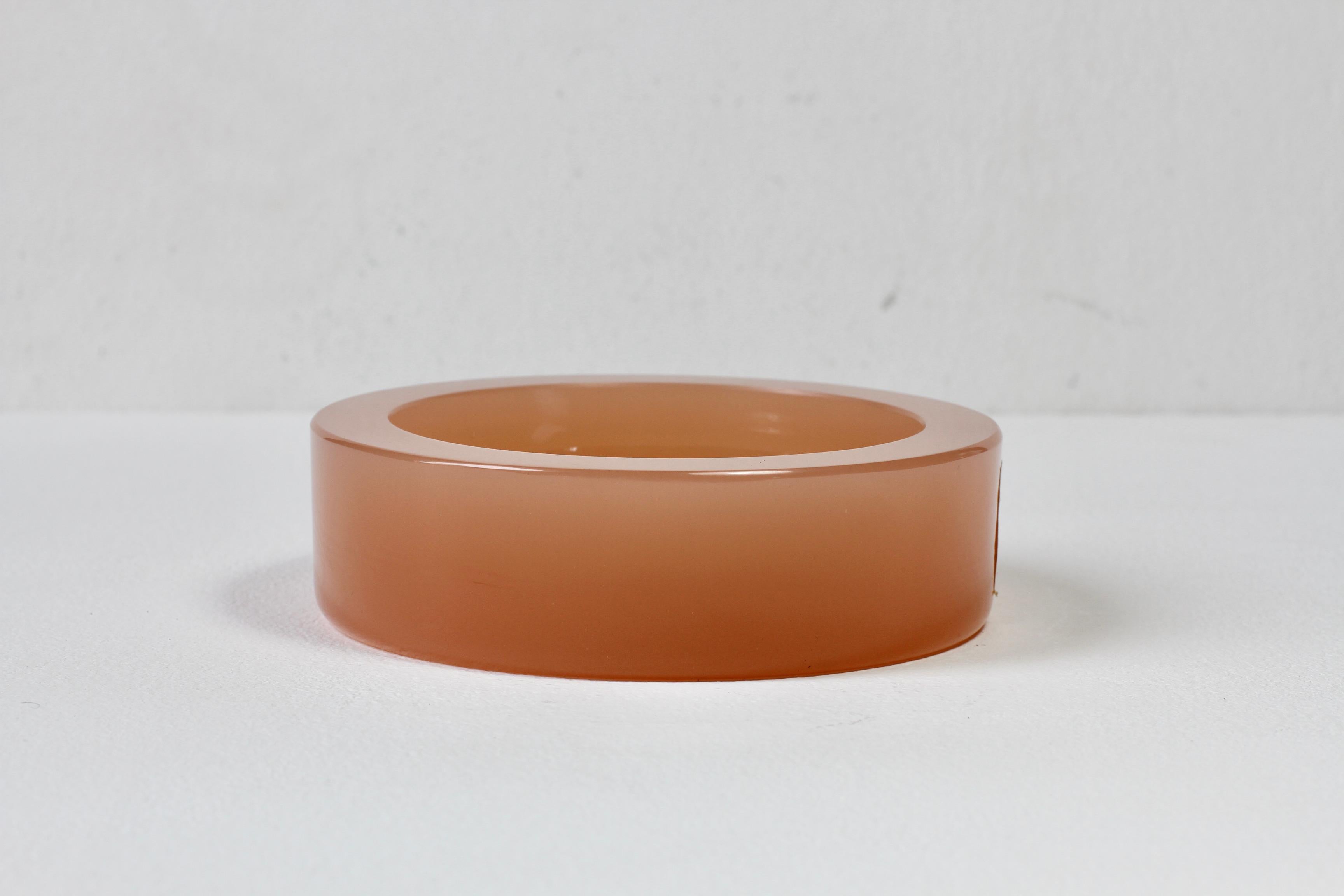 Cenedese Venetian Mid-Century vintage modern pretty Murano opaline dusty pink colored / coloured glass round circular dish, bowl or ashtray. Wonderful vintage Mid-Century Italian glass and perfect for serving sweets or snacks in the kitchen, lounge