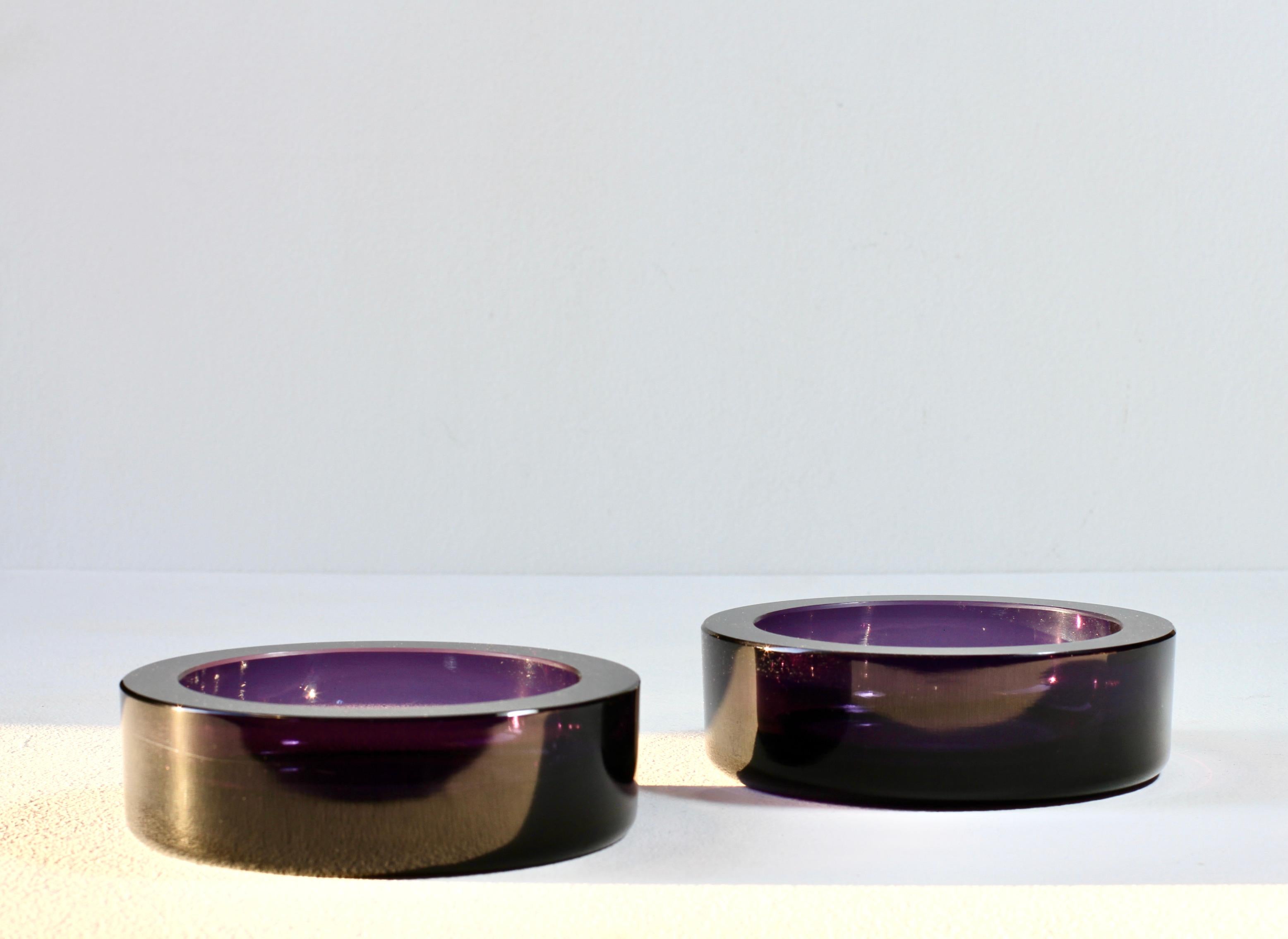 Rare pair of Venetian Mid-Century vintage modern Murano purple colored / coloured glass round circular dishes, bowls or ashtrays. Wonderful vintage Mid-Century Italian glass and perfect for serving sweets or snacks in the kitchen, lounge. or dining