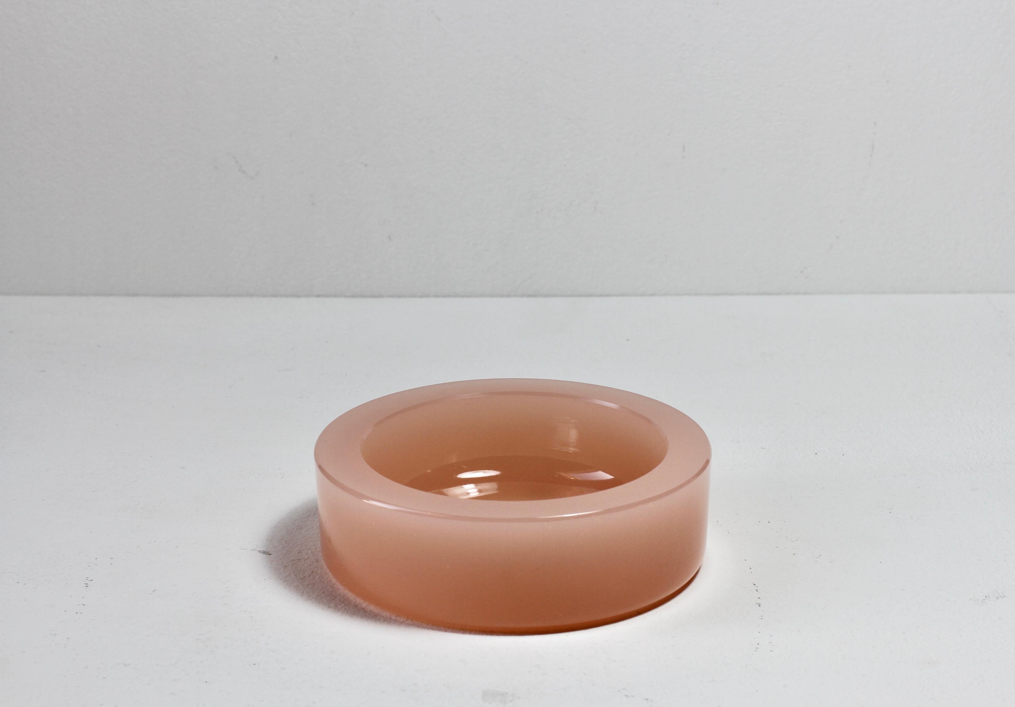 Cenedese Venetian Mid-Century vintage modern pretty Murano opaline pink colored / coloured glass round circular dishes, bowls or ashtrays. Wonderful vintage Mid-Century Italian glass and perfect for serving sweets or snacks in the kitchen, lounge.