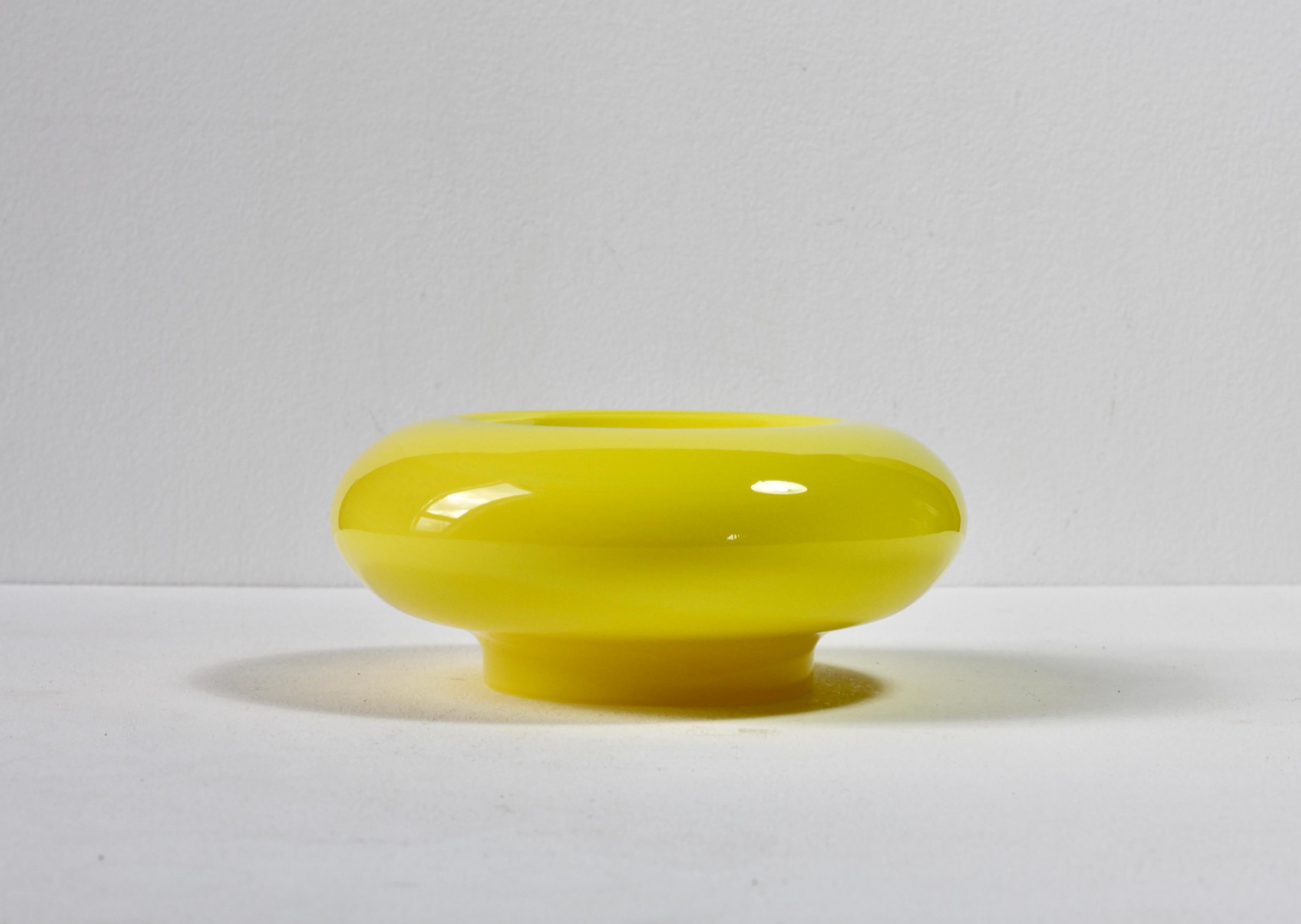 Merveilleux bol ou vase en verre jaune attribué à Ermanno Nason pour Cenedese de Murano, Italie. Le jaune est l'une des couleurs les plus difficiles à produire et donc à trouver.

Can peut être utilisé comme bol, plat, vide-poche, cendrier ou comme