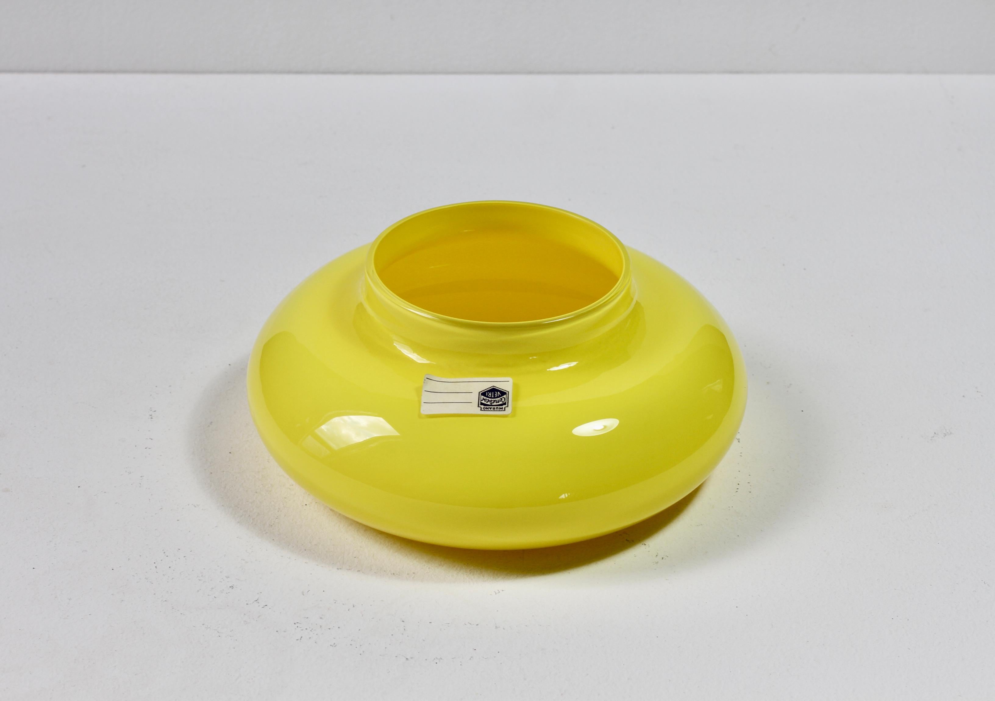 20ième siècle Cenedese Yellow Mid-Century Modern Italian Murano Glass Bowl or Vase attr. Nason en vente