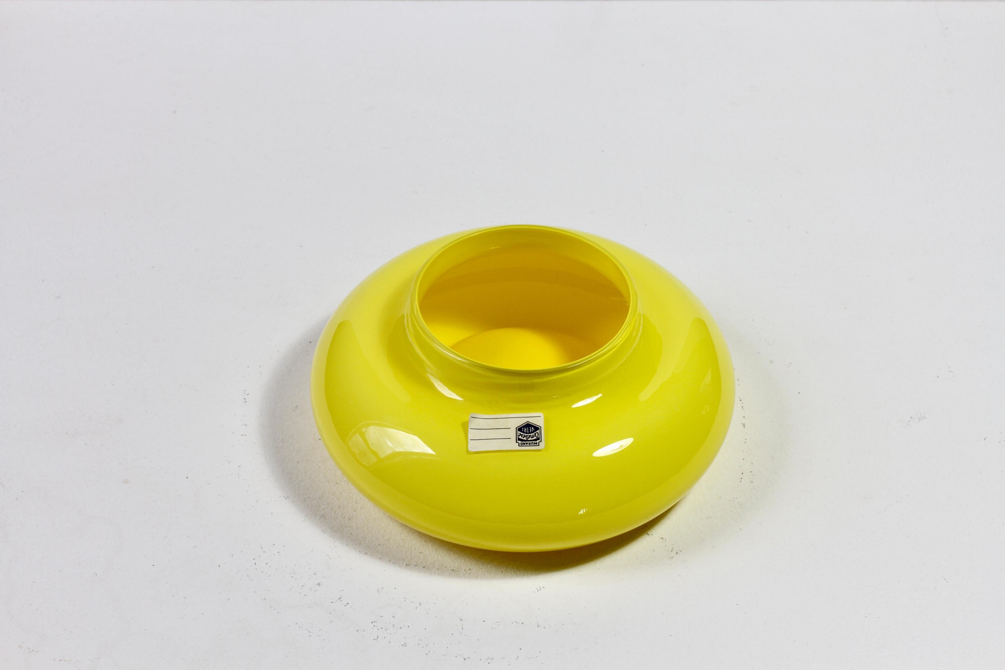 Cenedese Yellow Mid-Century Modern Italian Murano Glass Bowl or Vase attr. Nason en vente 1