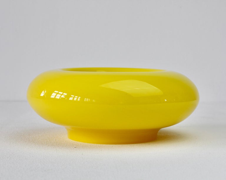 Cenedese Yellow Mid-Century Modern Italian Murano Glass Bowl or Vase For Sale 5