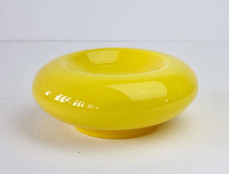 Cenedese Yellow Mid-Century Modern Italian Murano Glass Bowl or Vase In Good Condition For Sale In Landau an der Isar, Bayern