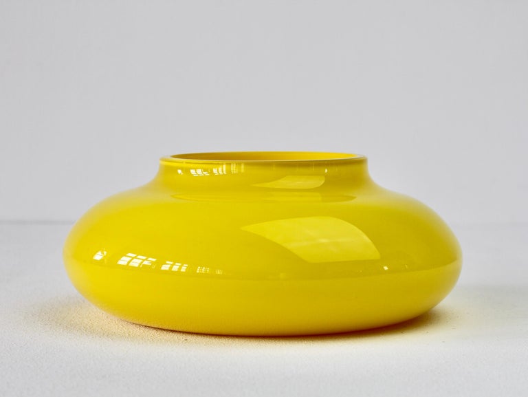 Cenedese Yellow Mid-Century Modern Italian Murano Glass Bowl or Vase For Sale 3