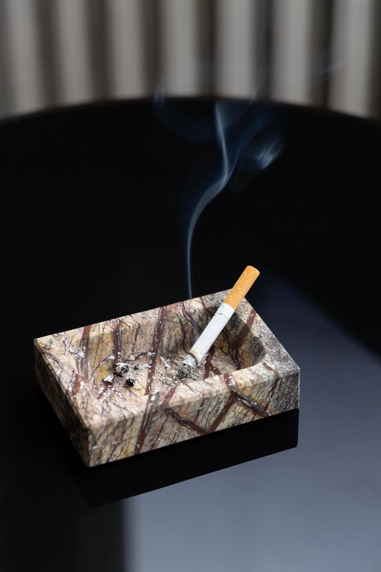 Der Aschenbecher Cenere aus italienischem Marmor von Rytsola Collections verwandelt einen Gebrauchsgegenstand in ein skulpturales Statement. Benannt nach dem italienischen Wort für 