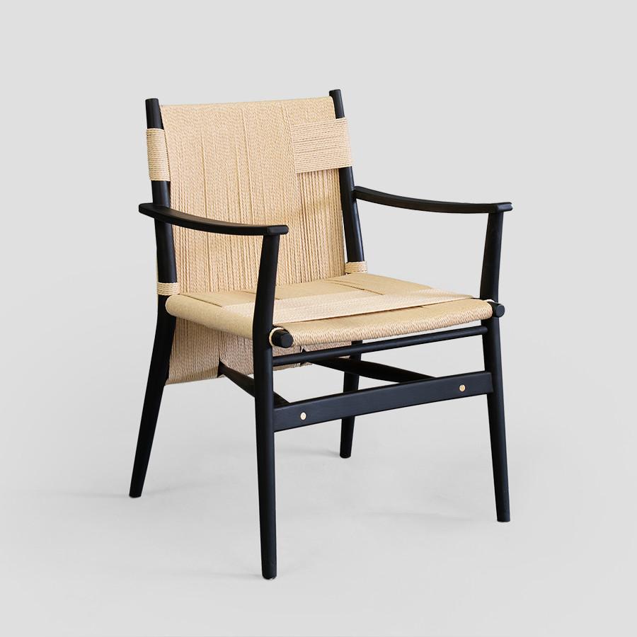 Prendendo il nome dallo zenit - il punto più alto del cielo in cui il sole raggiunge il suo culmine - la sedia Cénit di Casa Bobadilla incarna un perfetto equilibrio di raffinatezza e chiarezza. Il suo design evoca la serenità e la brillantezza