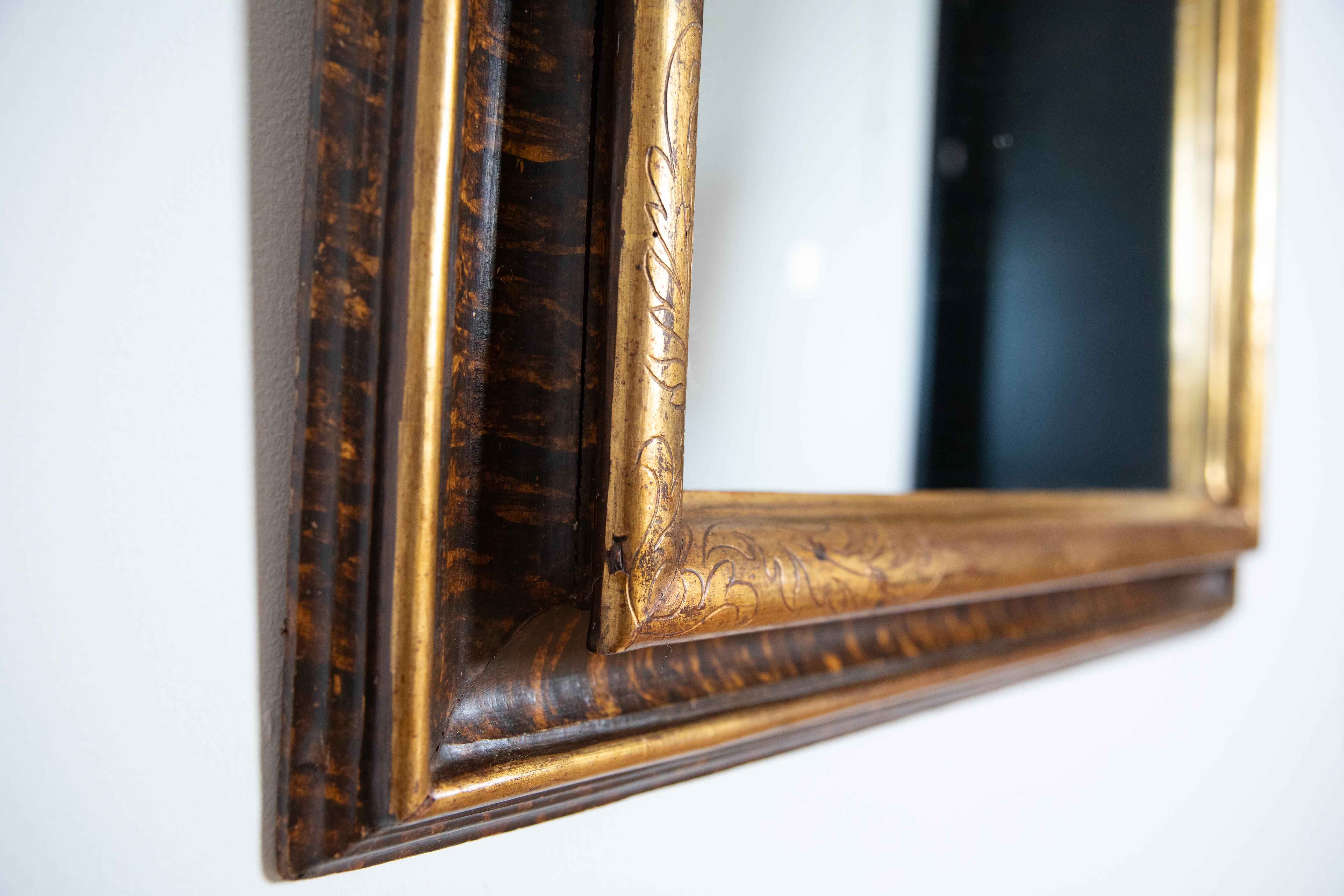 Miroir central italien en bois doré et peint à la fausse tortue, 2e quart du 18e siècle Bon état - En vente à Atlanta, GA