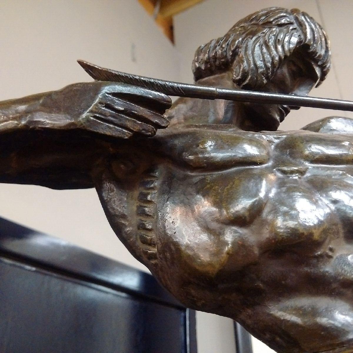 François Bazin (Français, 1890-1943) : monumentale et unique sculpture Art Déco en bronze d'un Centaure se cabrant, tirant sur son arc, montée sur un socle en marbre vert, le bronze est signé et marqué dans le bronze 'PIÈCE UNIQUE 1924'.

Note :
