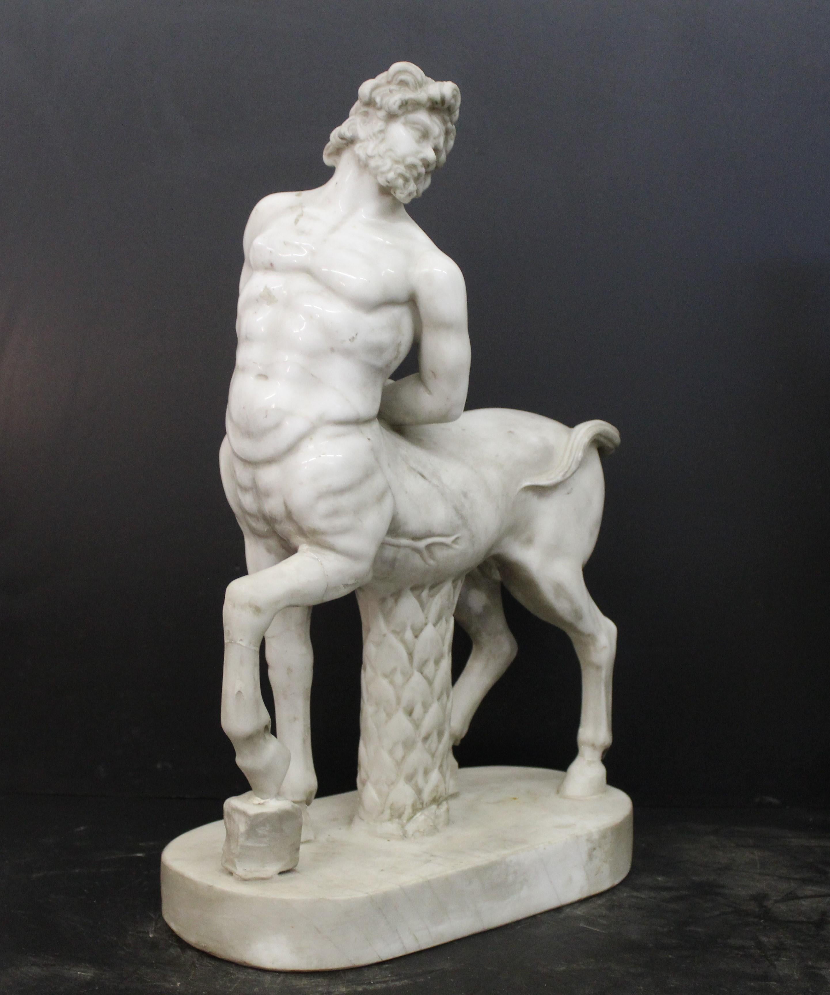 scultura di centauro in marmo di Carrara.