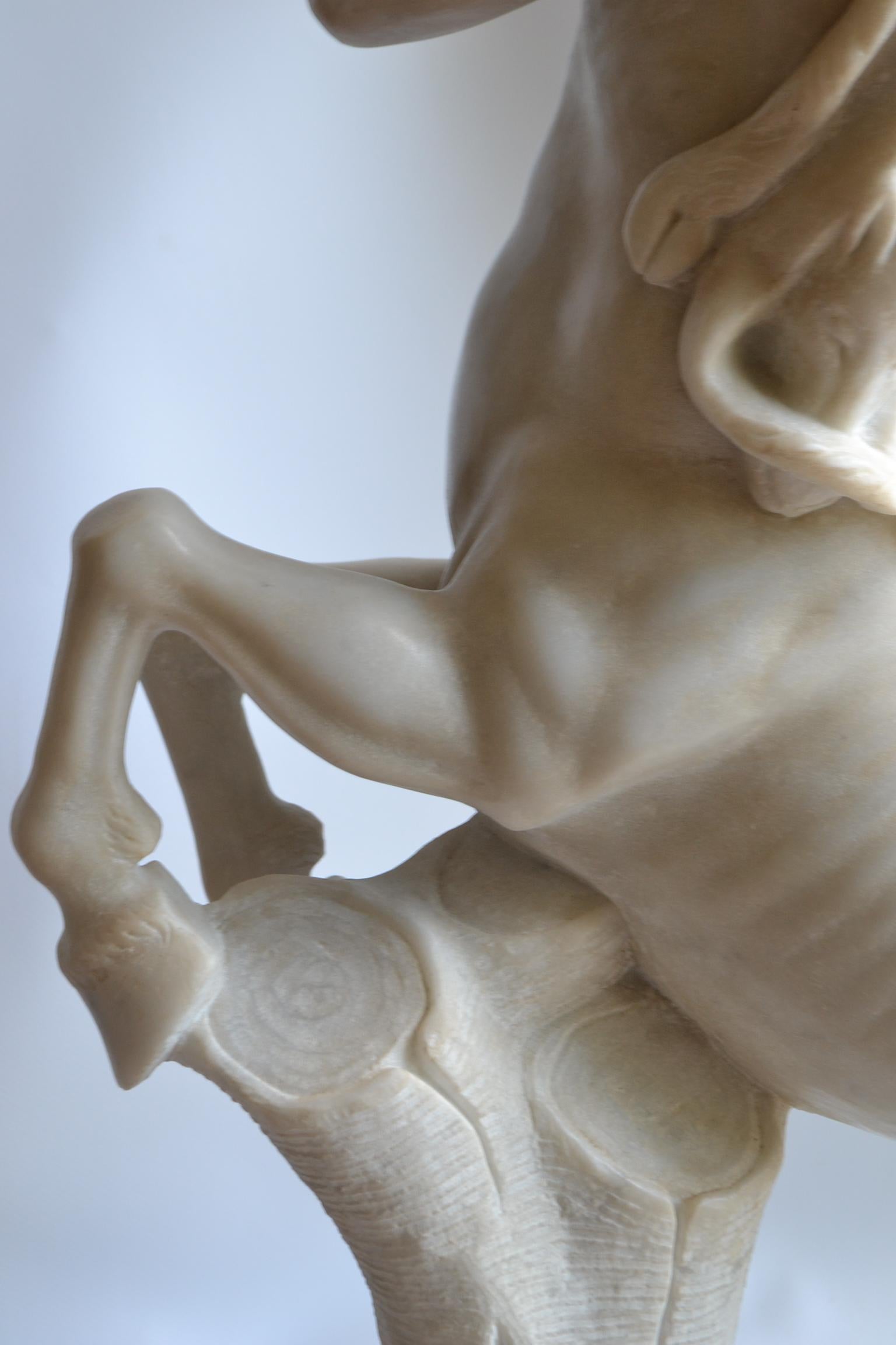 Centaure sculpté sur marbre blanc de Carrare - fabriqué en Italie - fait à la main en vente 4