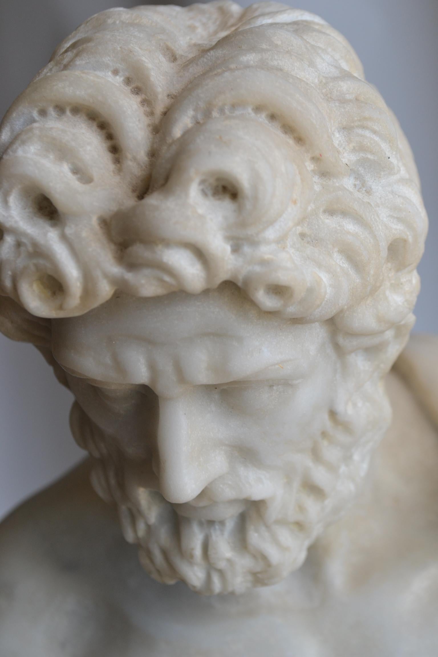 Centaure sculpté sur marbre blanc de Carrare - fabriqué en Italie - fait à la main en vente 1