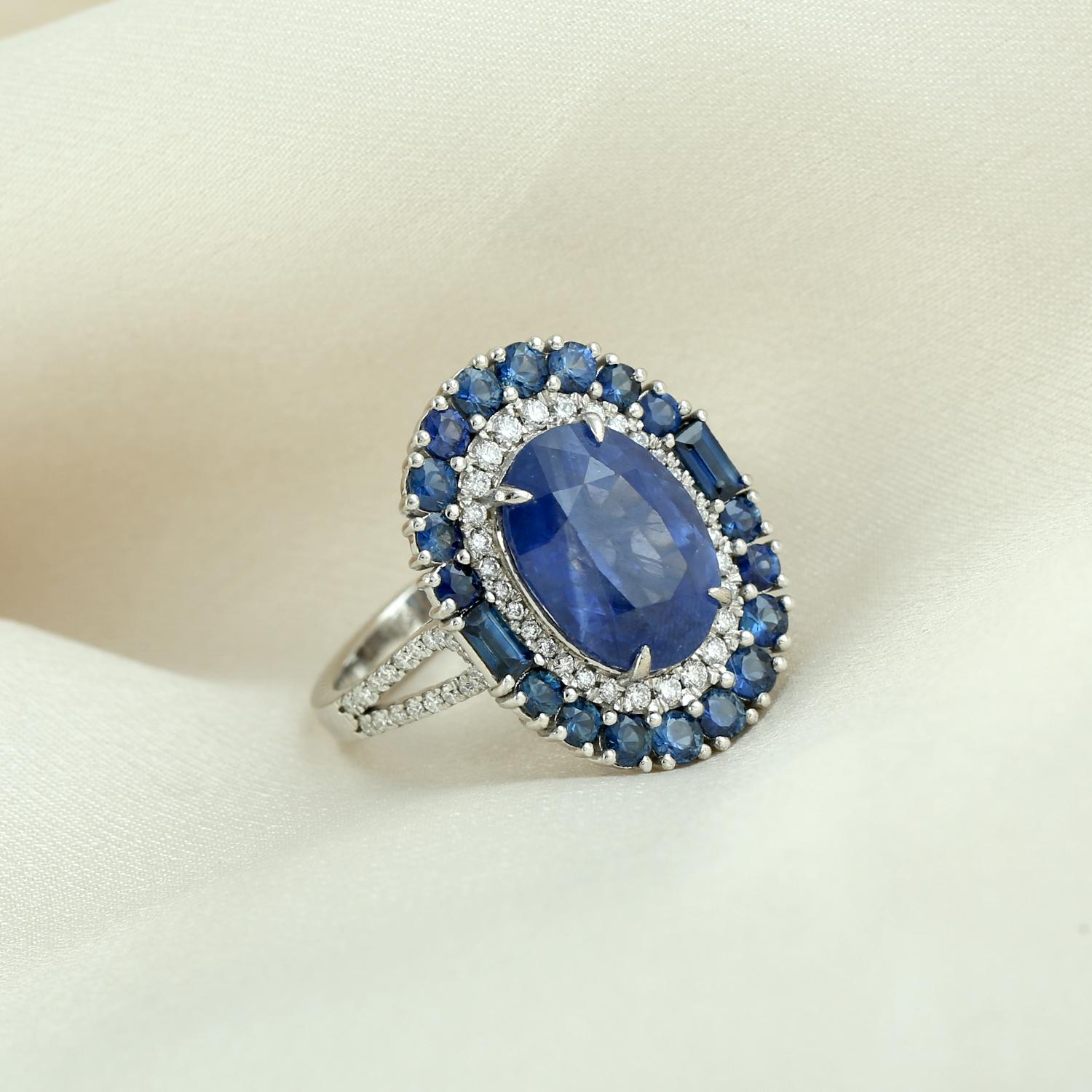 Art Deco Ceylon Blue Sapphire Cocktail Ring Accented With Baguette & Round Sapphire For Sale