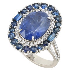 Bague cocktail en saphir bleu de Ceylan rehaussée de saphirs baguettes et ronds