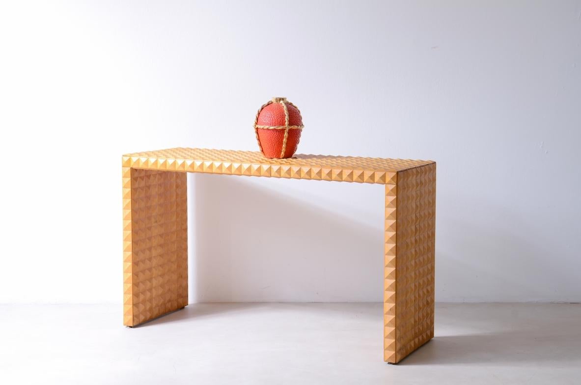 Consola central revestida con baldosas de madera cortadas al rombo. Moderno de mediados de siglo en venta