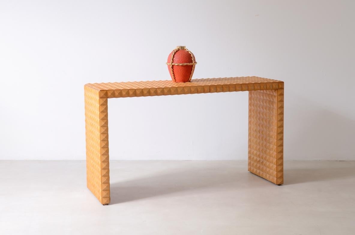 Consola central revestida con baldosas de madera cortadas al rombo. en Excelente estado para la venta en Milano, IT