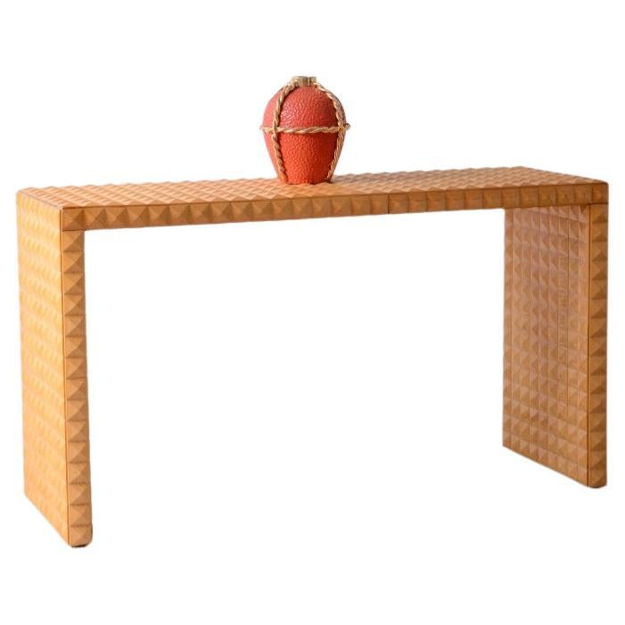 Consola central revestida con baldosas de madera cortadas al rombo. en venta
