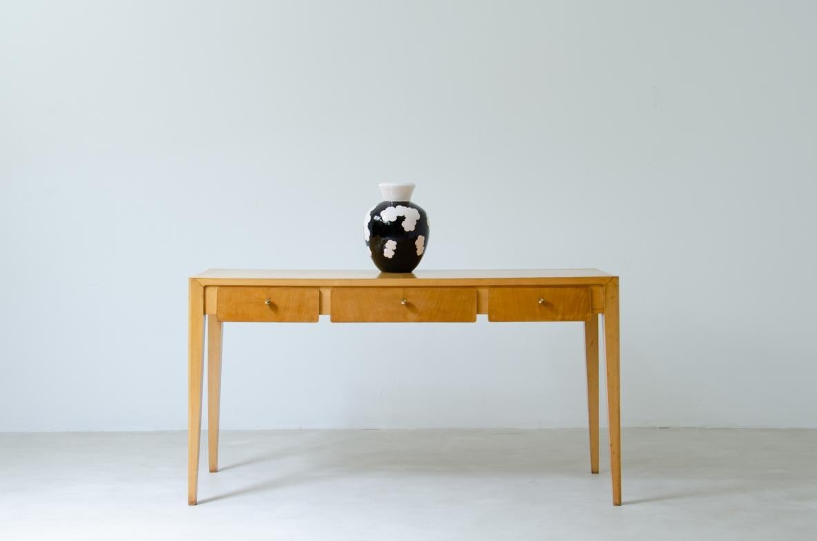 COD-1769
Elegant center console table in blond maple in the style of Gio Ponti.

Italian manufacture, 1950's.

150x50xh80