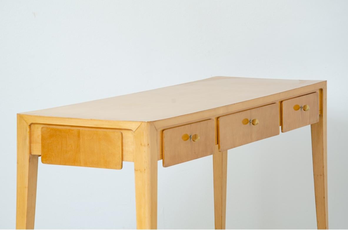 Mid-Century Modern Center console table in blond maple in the style of Gio Ponti. For Sale