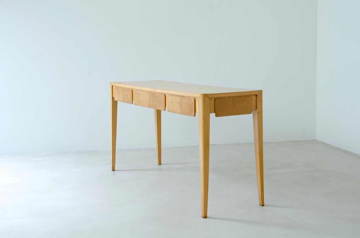 20th Century Center console table in blond maple in the style of Gio Ponti. For Sale
