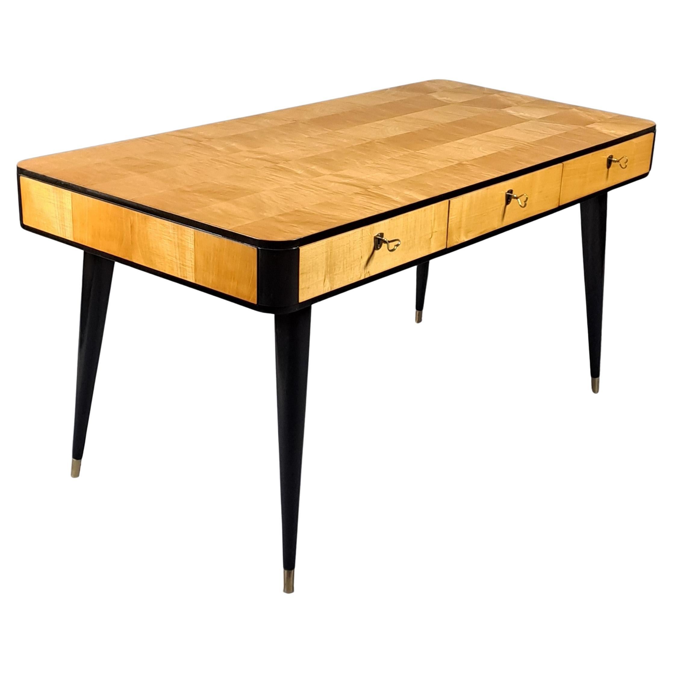 Schreibtisch aus Sykomore und geschwärztem Holz - 1950s Design im Angebot