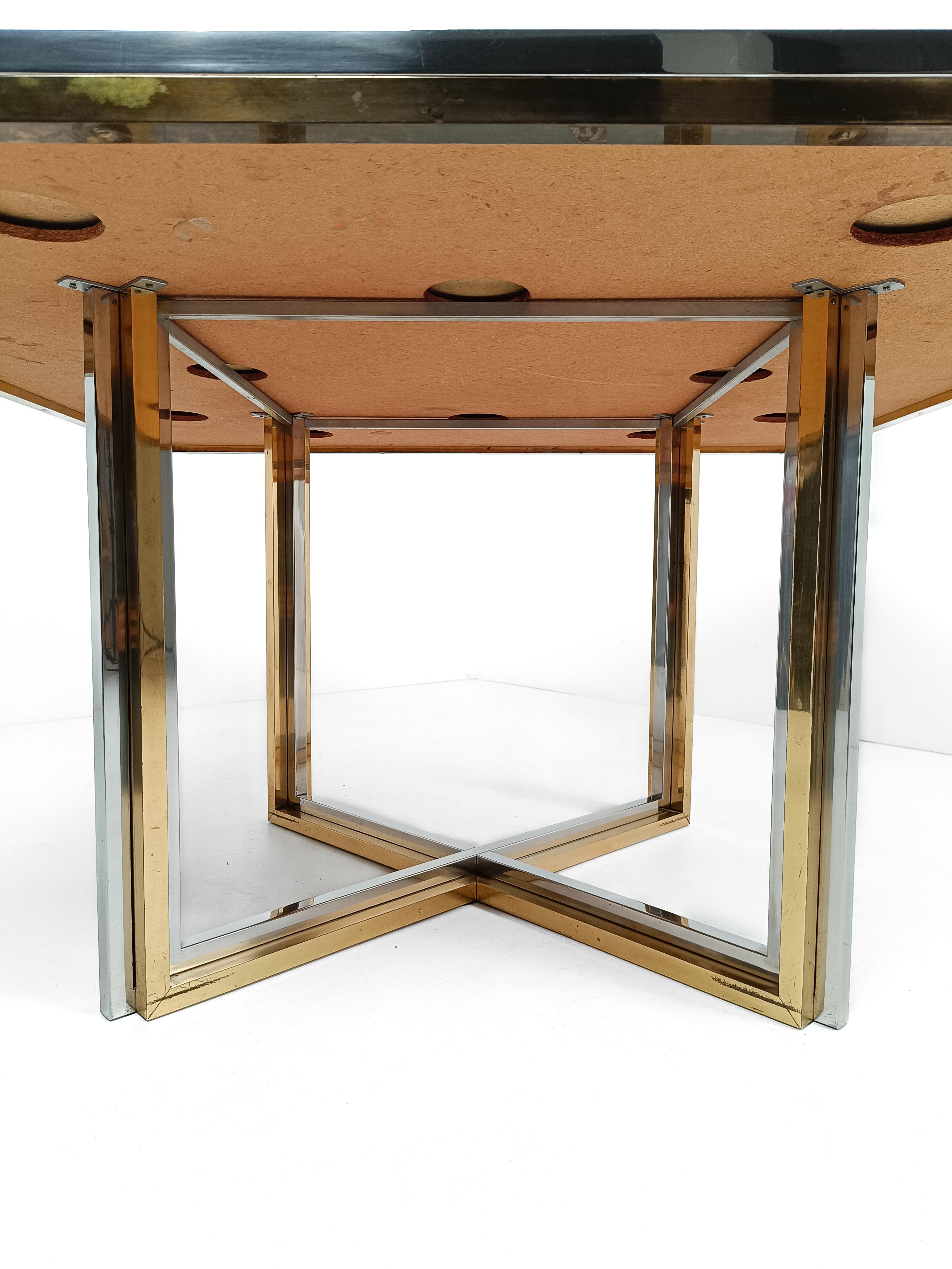 Table centrale/de salle à manger en Lucite, laiton et métal chromé de Romeo Rega, Italie, années 70 en vente 6