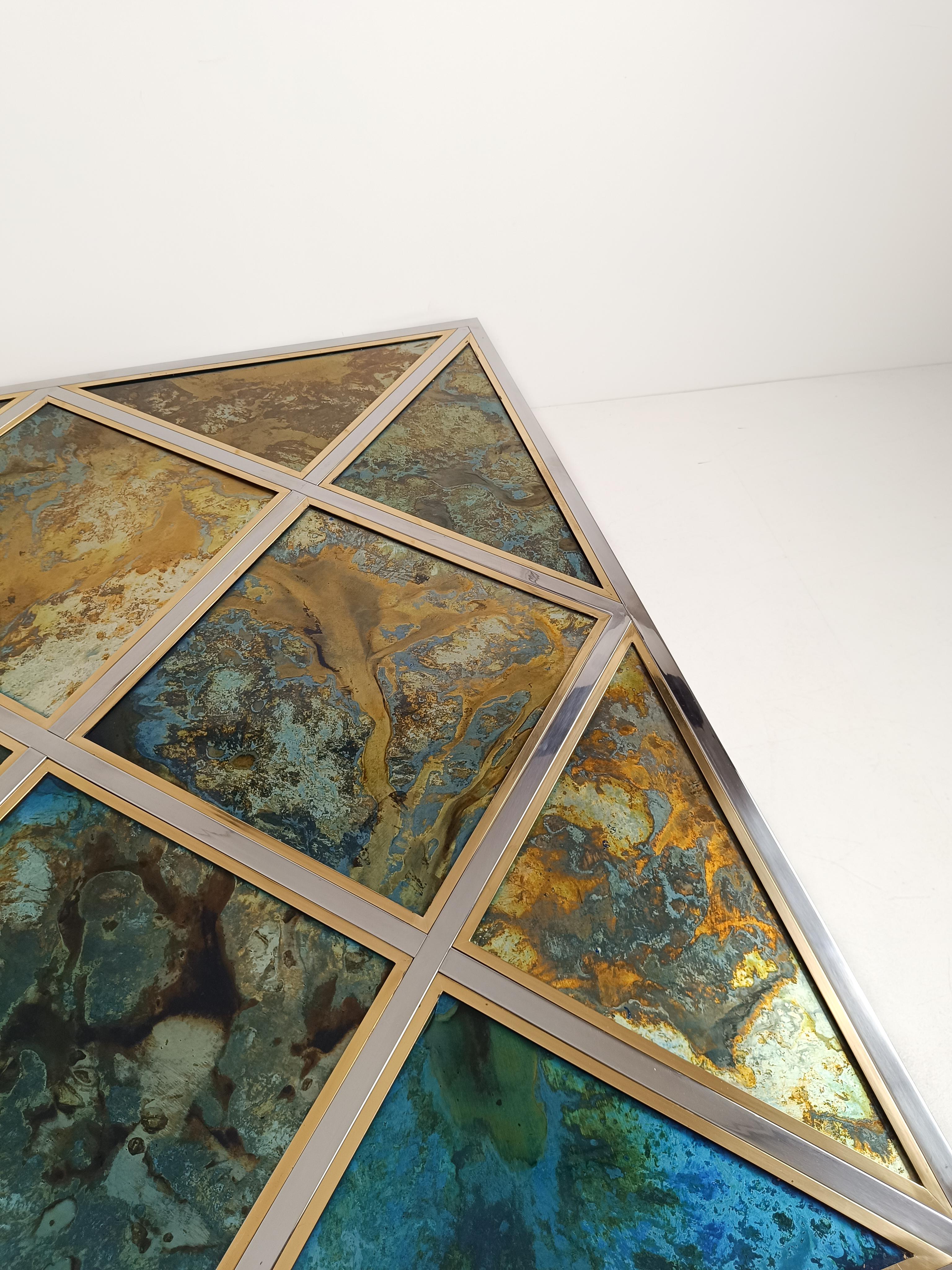 Nous proposons à la vente une superbe table centrale, fabriquée en Italie dans les années 70 par Romeo Rega, comme l'atteste la signature gravée sur l'un des côtés visible sur la photo.
Les dimensions de cette table centrale vintage (140cm X 140cm)
