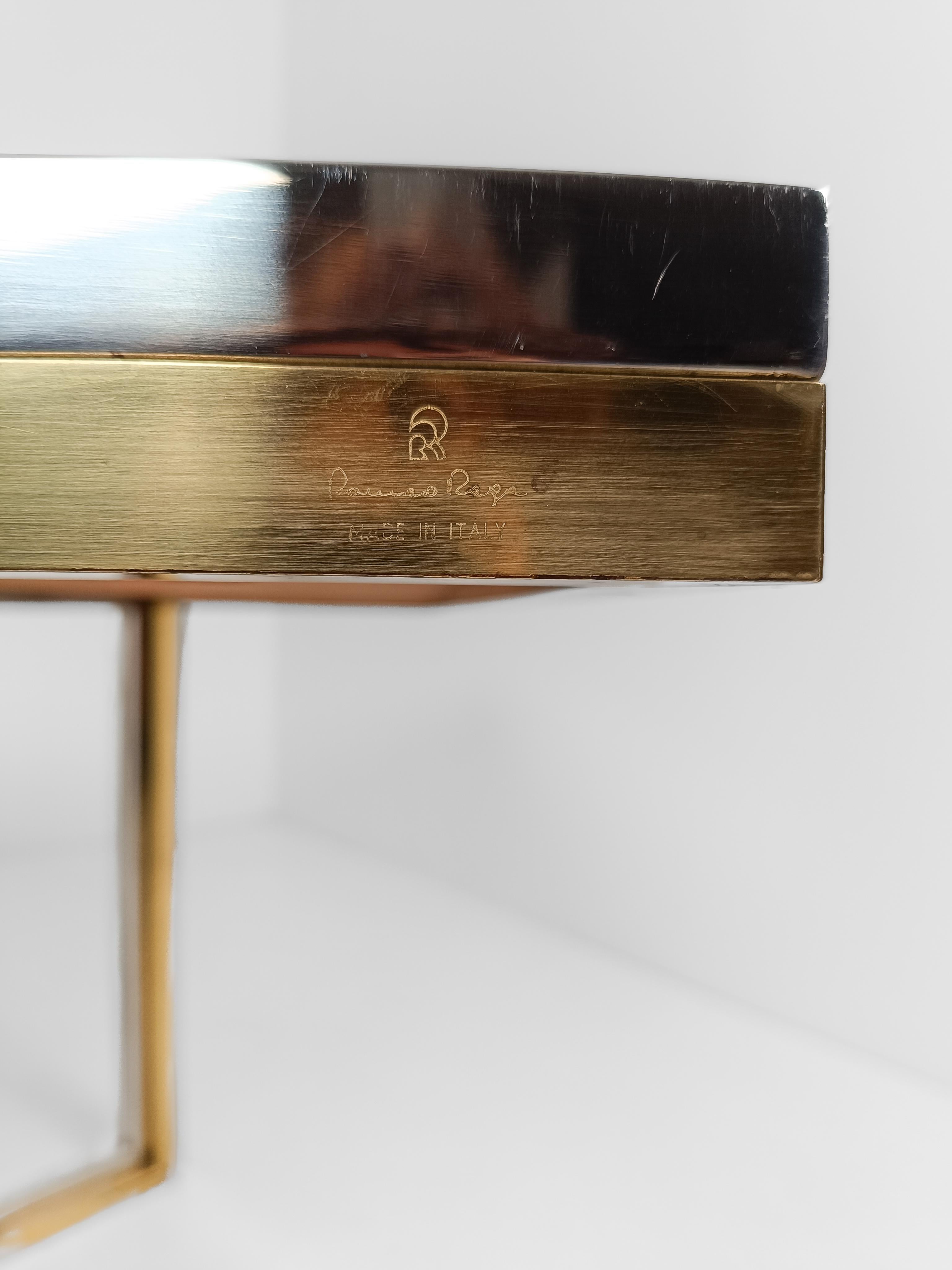 20ième siècle Table centrale/de salle à manger en Lucite, laiton et métal chromé de Romeo Rega, Italie, années 70 en vente