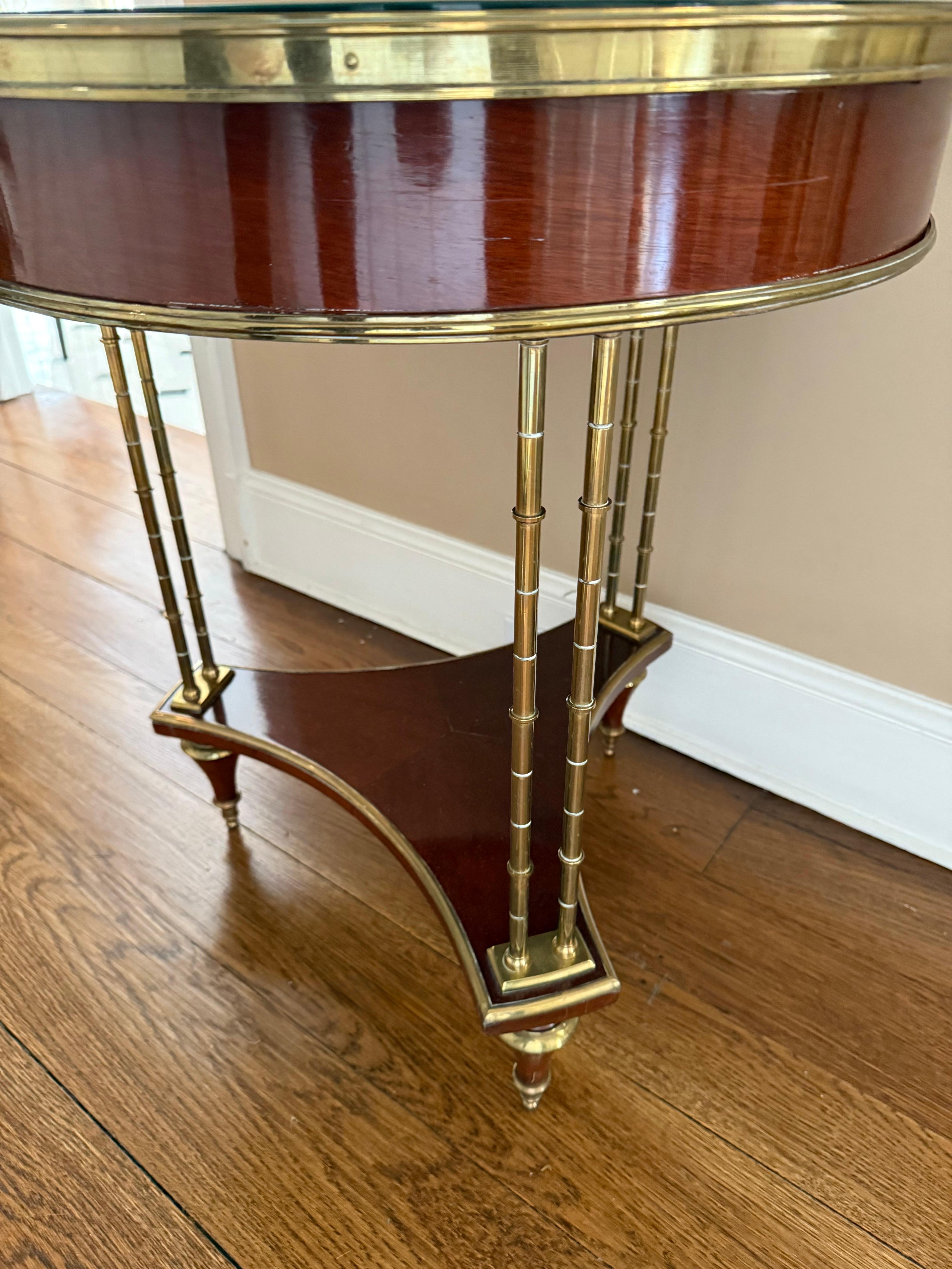 Hollywood Regency Table Bouilliote ronde en acajou avec base en laiton imitation bambou en vente