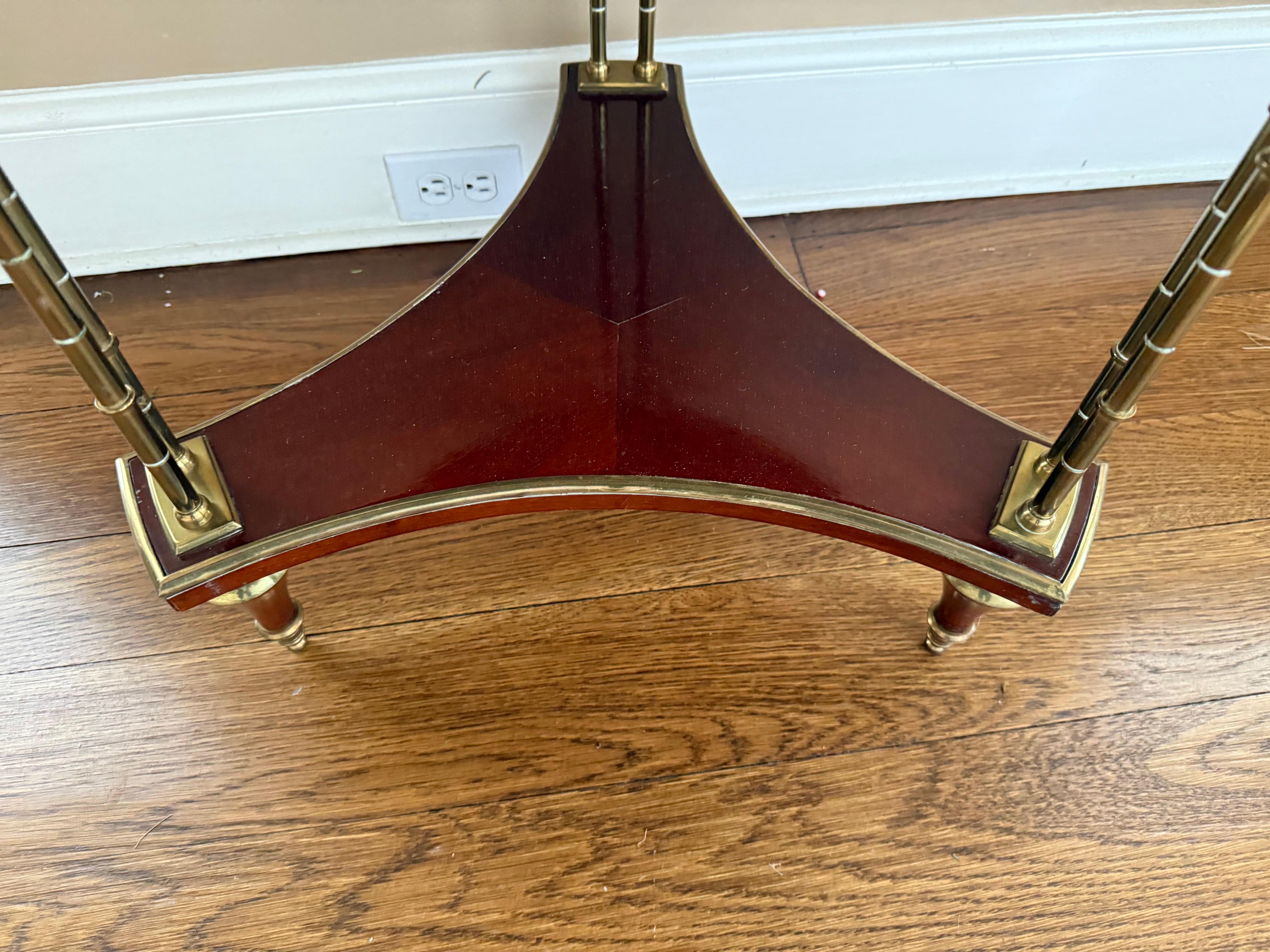 Table Bouilliote ronde en acajou avec base en laiton imitation bambou Bon état - En vente à West Hartford, CT
