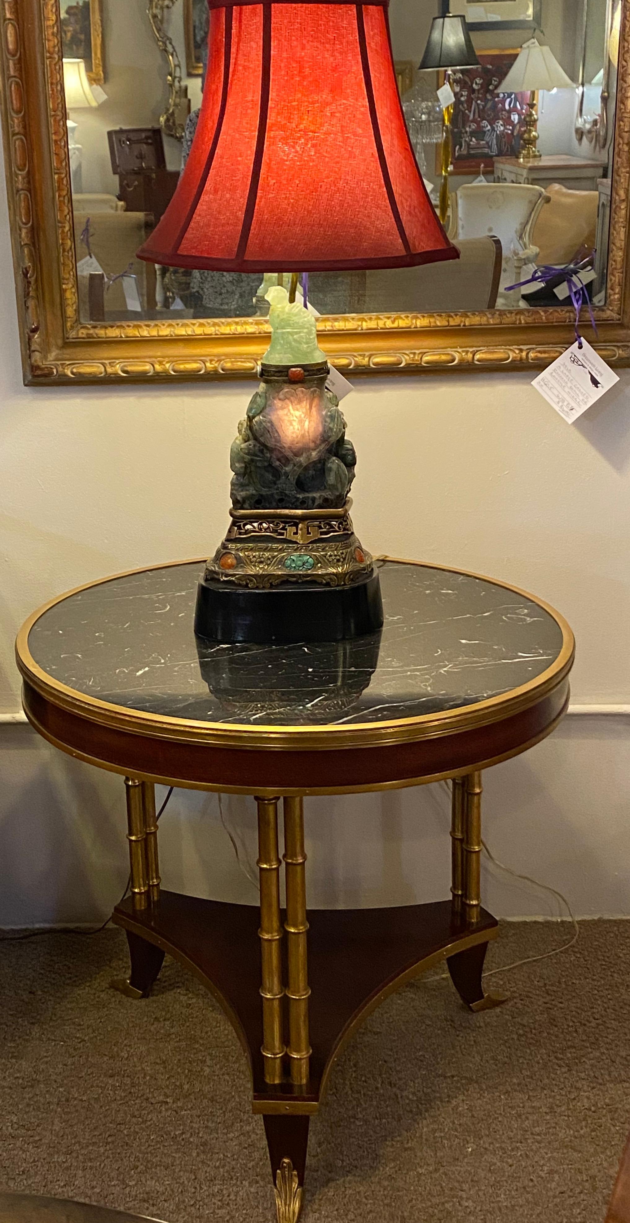 Laiton Table centrale, d'extrémité ou d'appoint en acajou avec base en faux bambou et plateau en marbre en vente