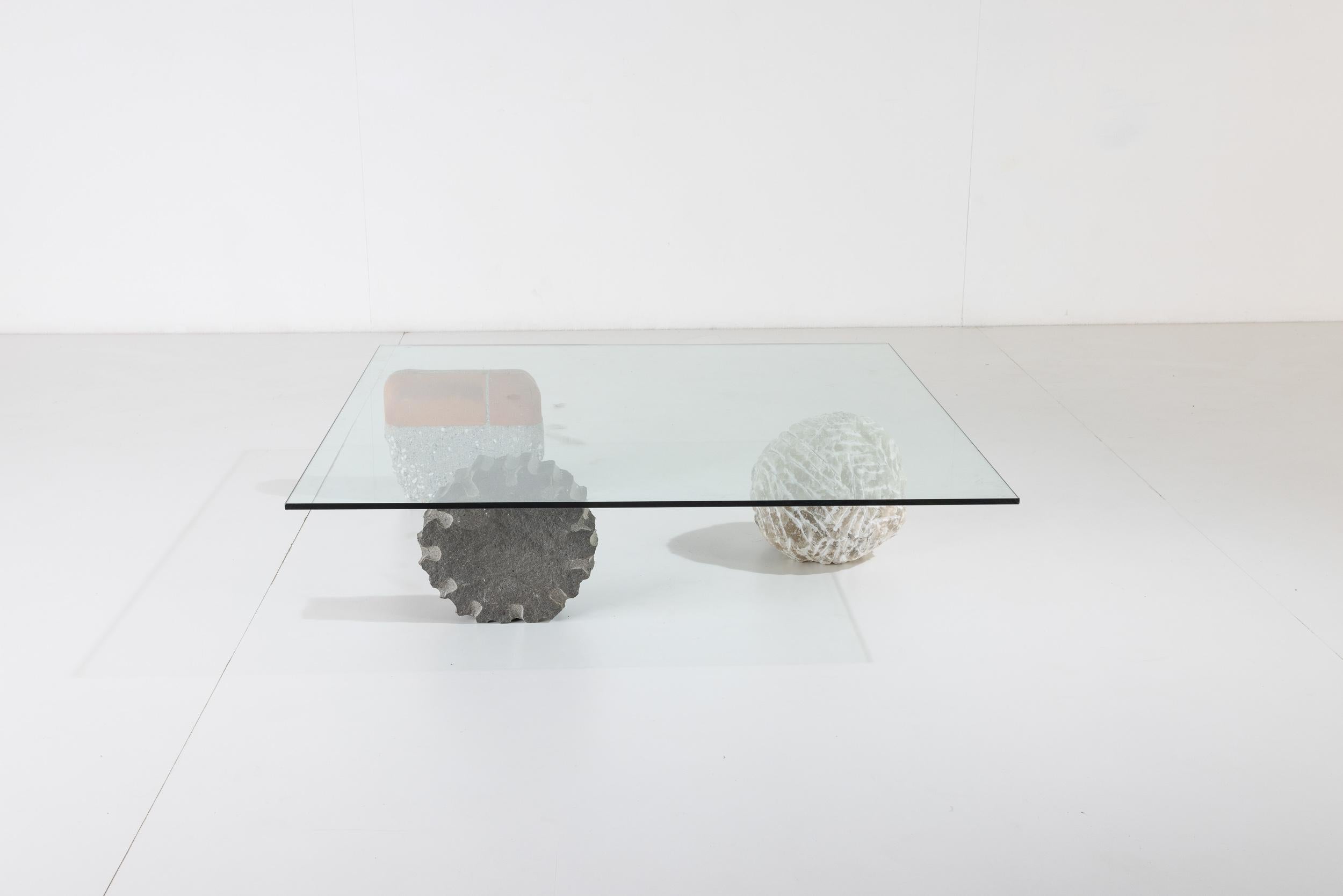 Niedriger Mitteltisch mit skulpturalen Steinfüßen und Glasplatte – Casigliani, Italien, 80er Jahre (Italienisch) im Angebot