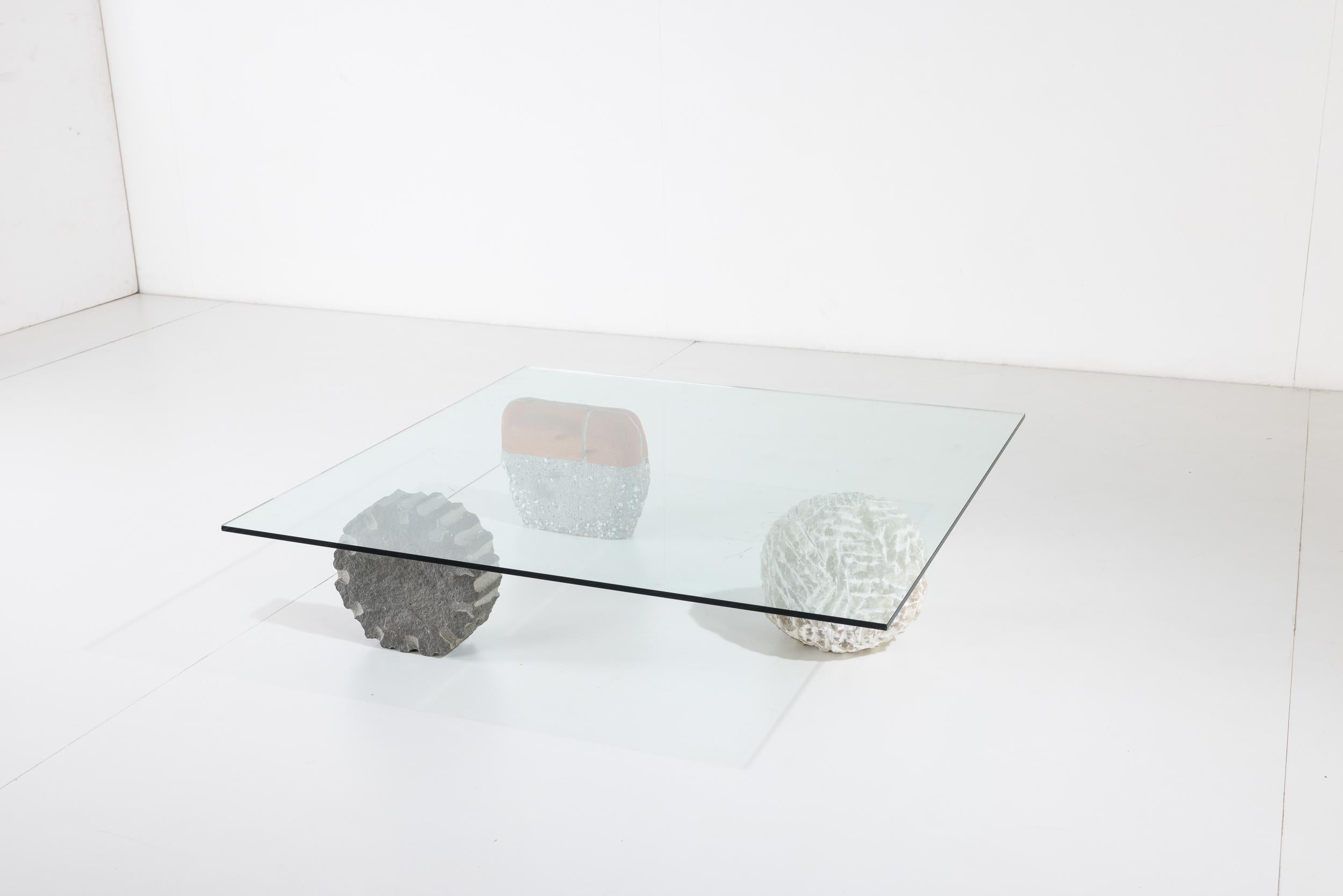 Niedriger Mitteltisch mit skulpturalen Steinfüßen und Glasplatte – Casigliani, Italien, 80er Jahre im Zustand „Gut“ im Angebot in Milan, IT