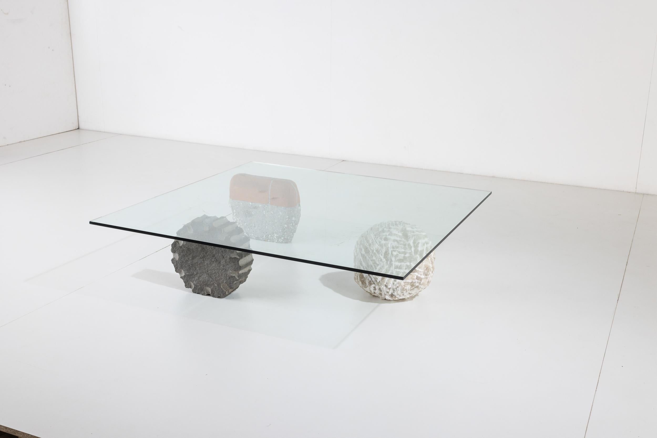 Niedriger Mitteltisch mit skulpturalen Steinfüßen und Glasplatte – Casigliani, Italien, 80er Jahre (Ende des 20. Jahrhunderts) im Angebot