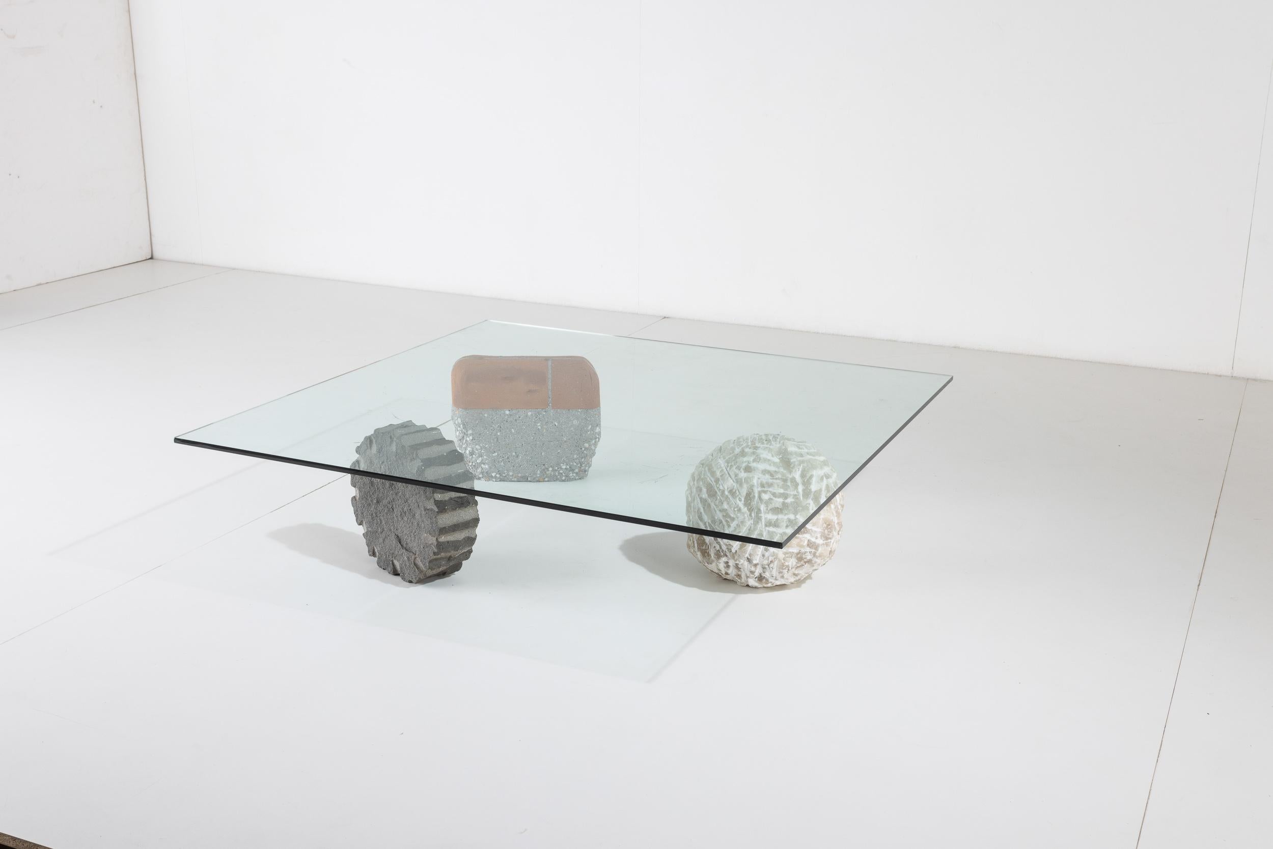 Niedriger Mitteltisch mit skulpturalen Steinfüßen und Glasplatte – Casigliani, Italien, 80er Jahre im Angebot 1